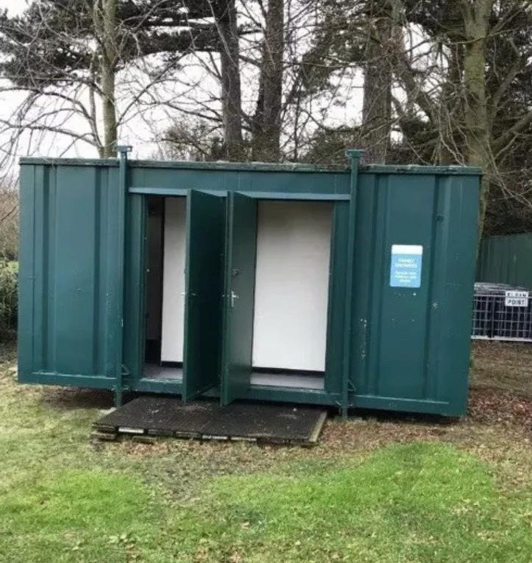 16ft 4 bay family shower block container cabin - Image 2 of 8