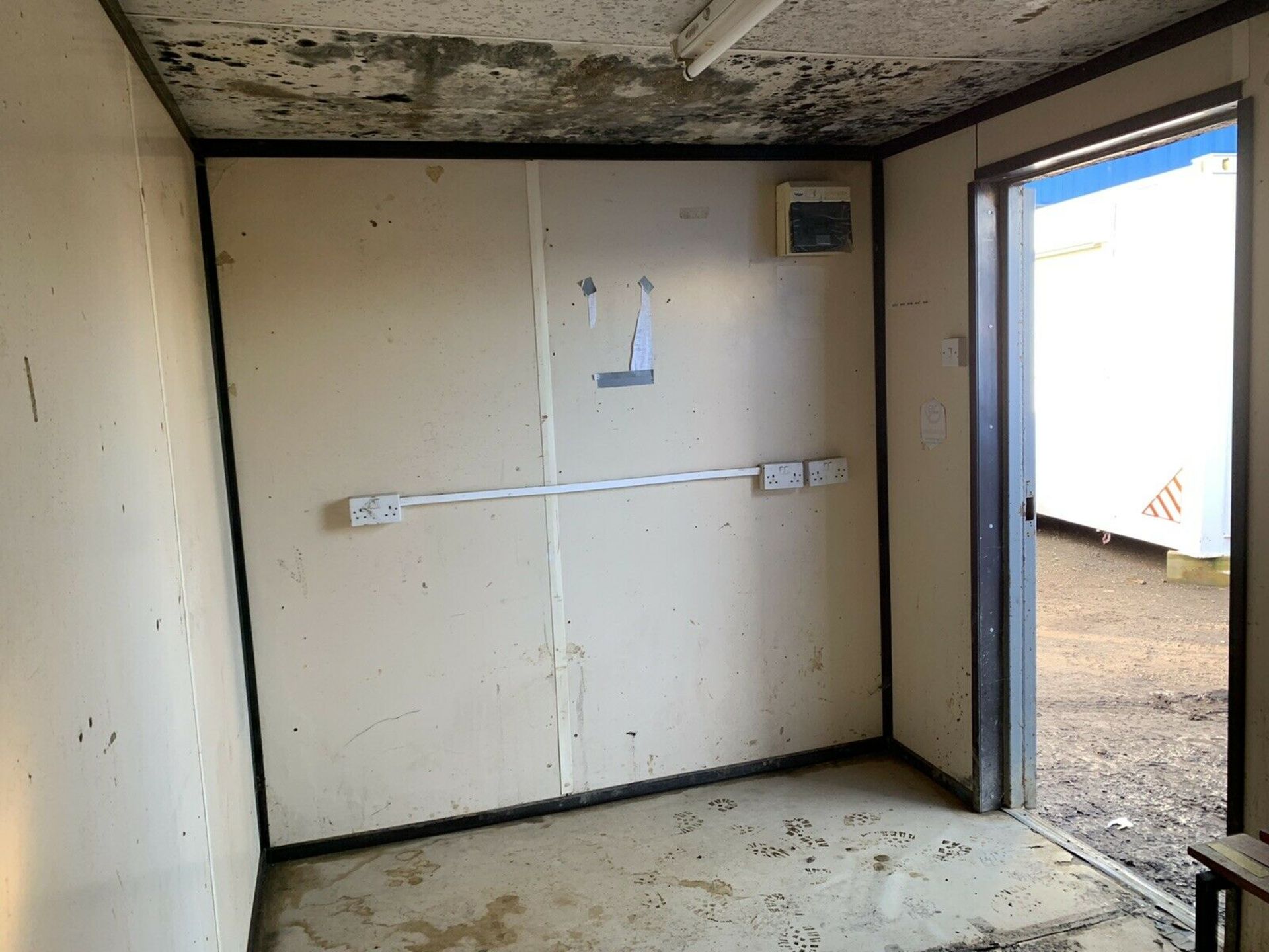 12ft Anti Vandal Steel Portable Site Office - Image 6 of 10