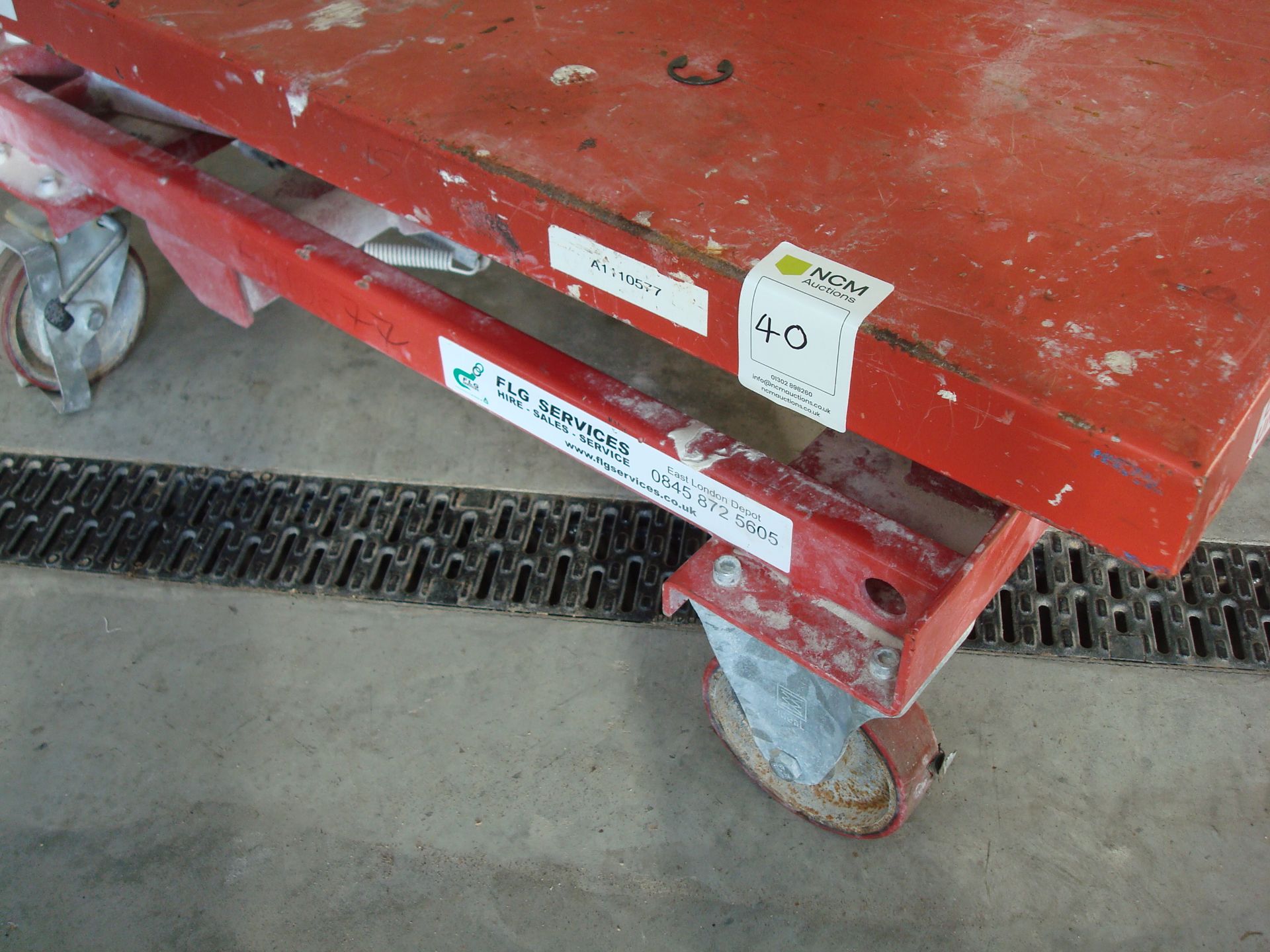 Hydraulic scissor table - Image 4 of 5