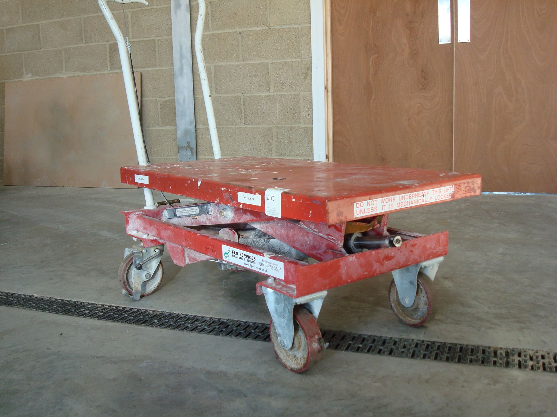 Hydraulic scissor table - Image 2 of 5