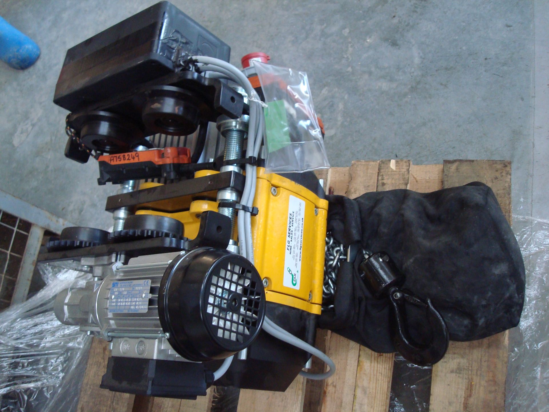 1.0t yale cpv c/w power travel chain hoist - Image 2 of 4