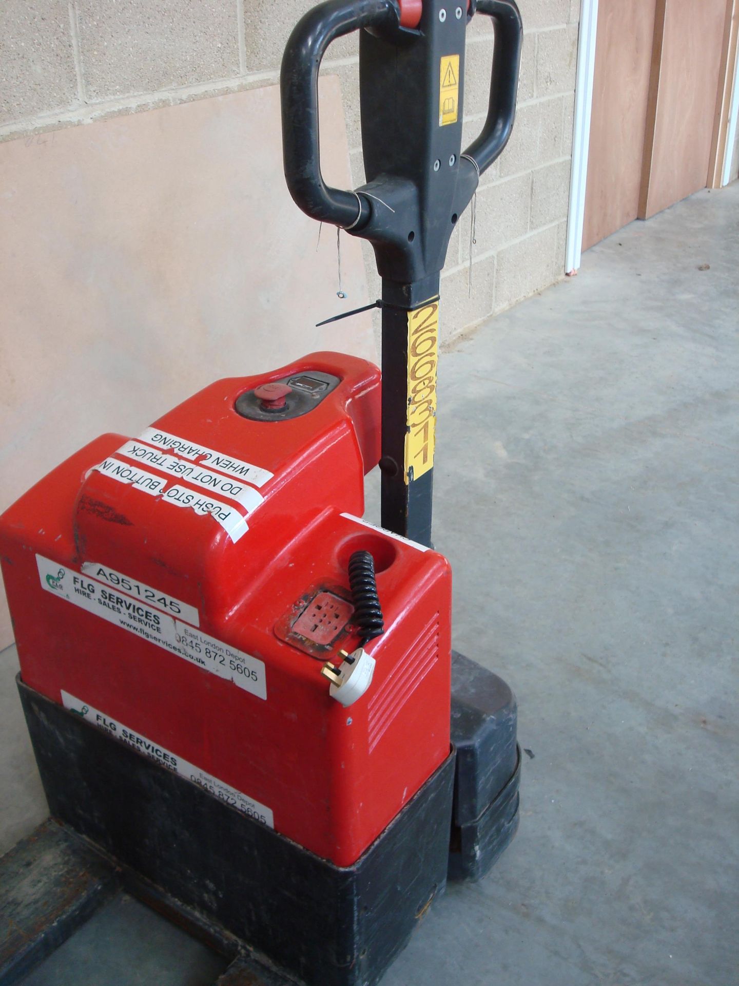 Pallet truck 1.5t electric - Image 2 of 4