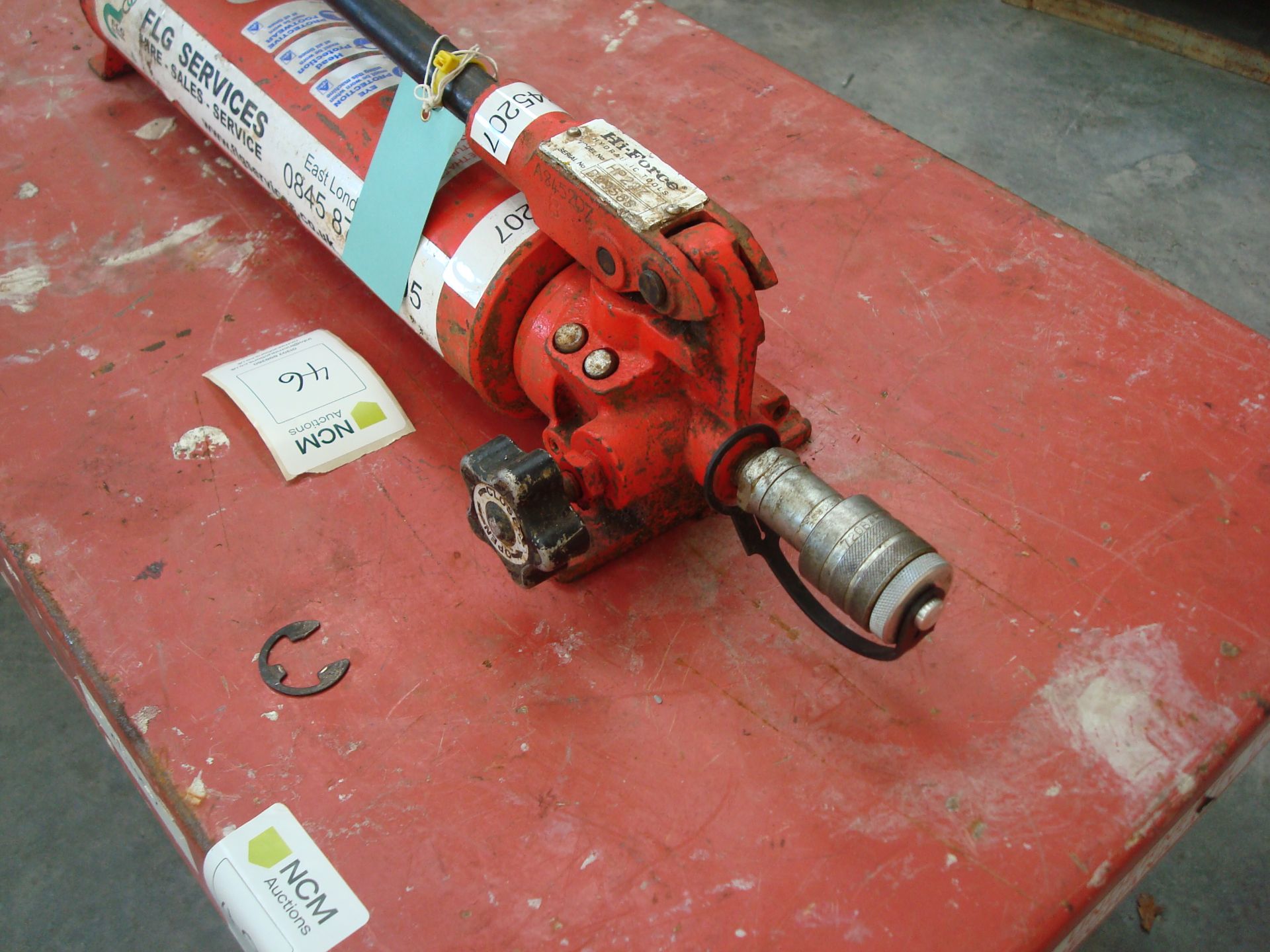 Hydraulic hand pump medium - Image 2 of 2