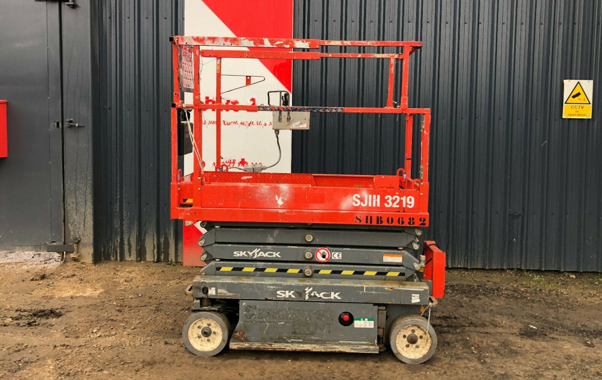 Skyjack sj iii 3219 electric scissor lift 2014 - Image 5 of 10