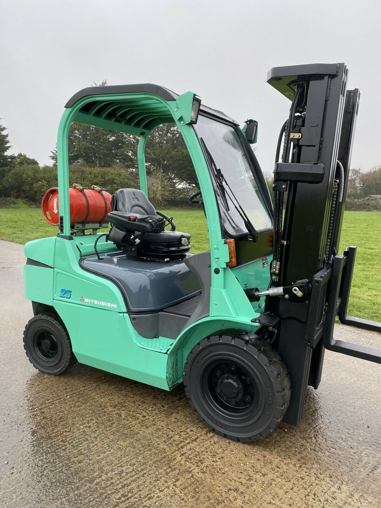 Mitsubishi 2.5 Gas forklift truck Container Spec - Image 3 of 8