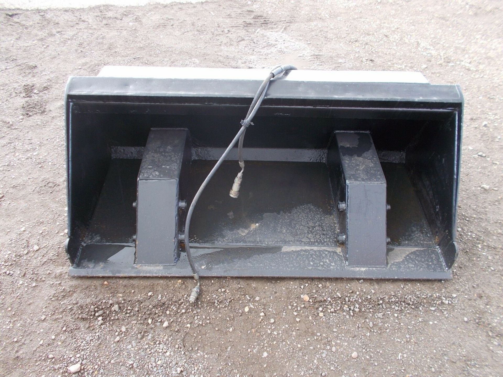 Bobcat tipping bucket for skidsteer - Image 2 of 4