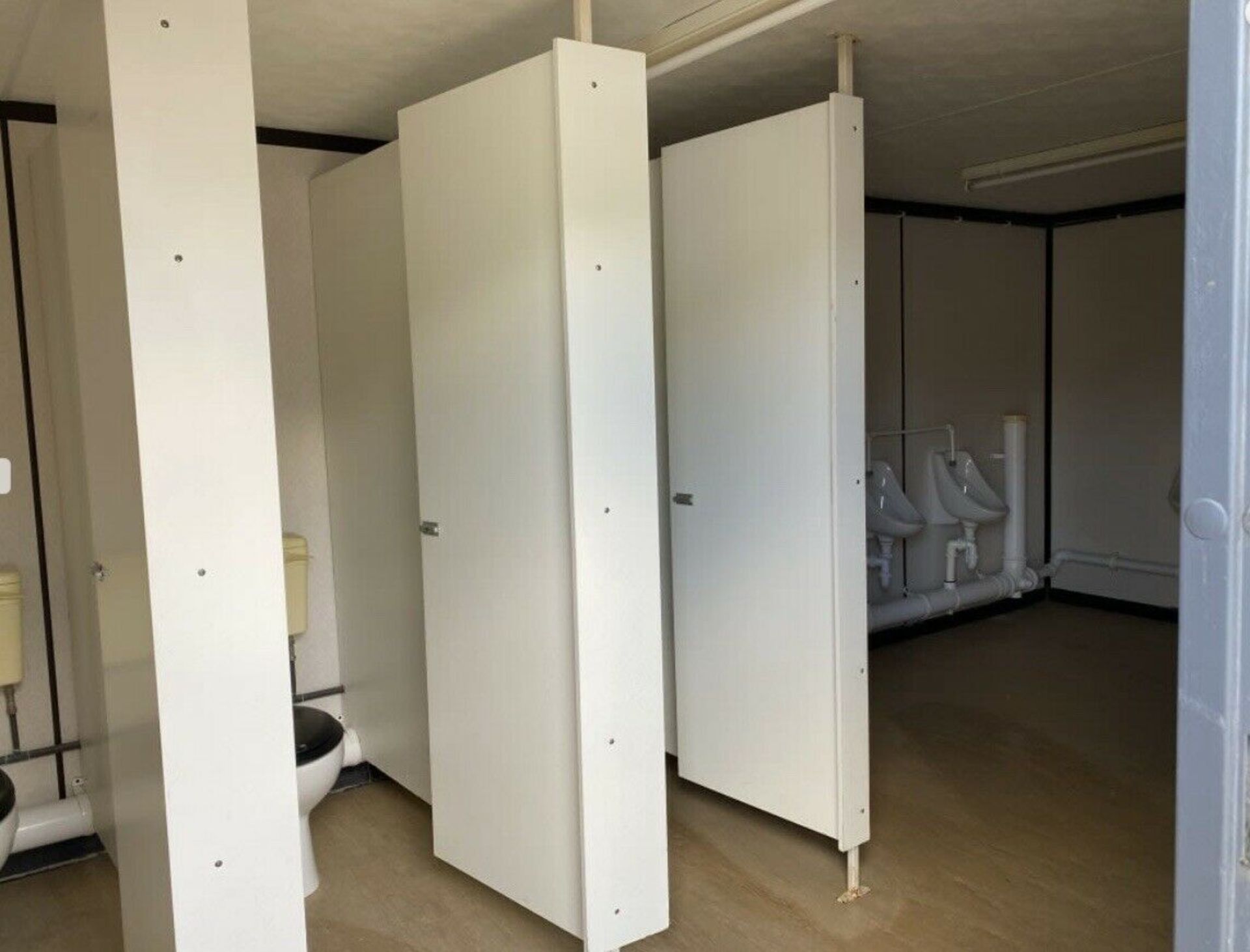 32ft X 10ft 5 + 3 Male And Female Toilet Block - Image 11 of 11