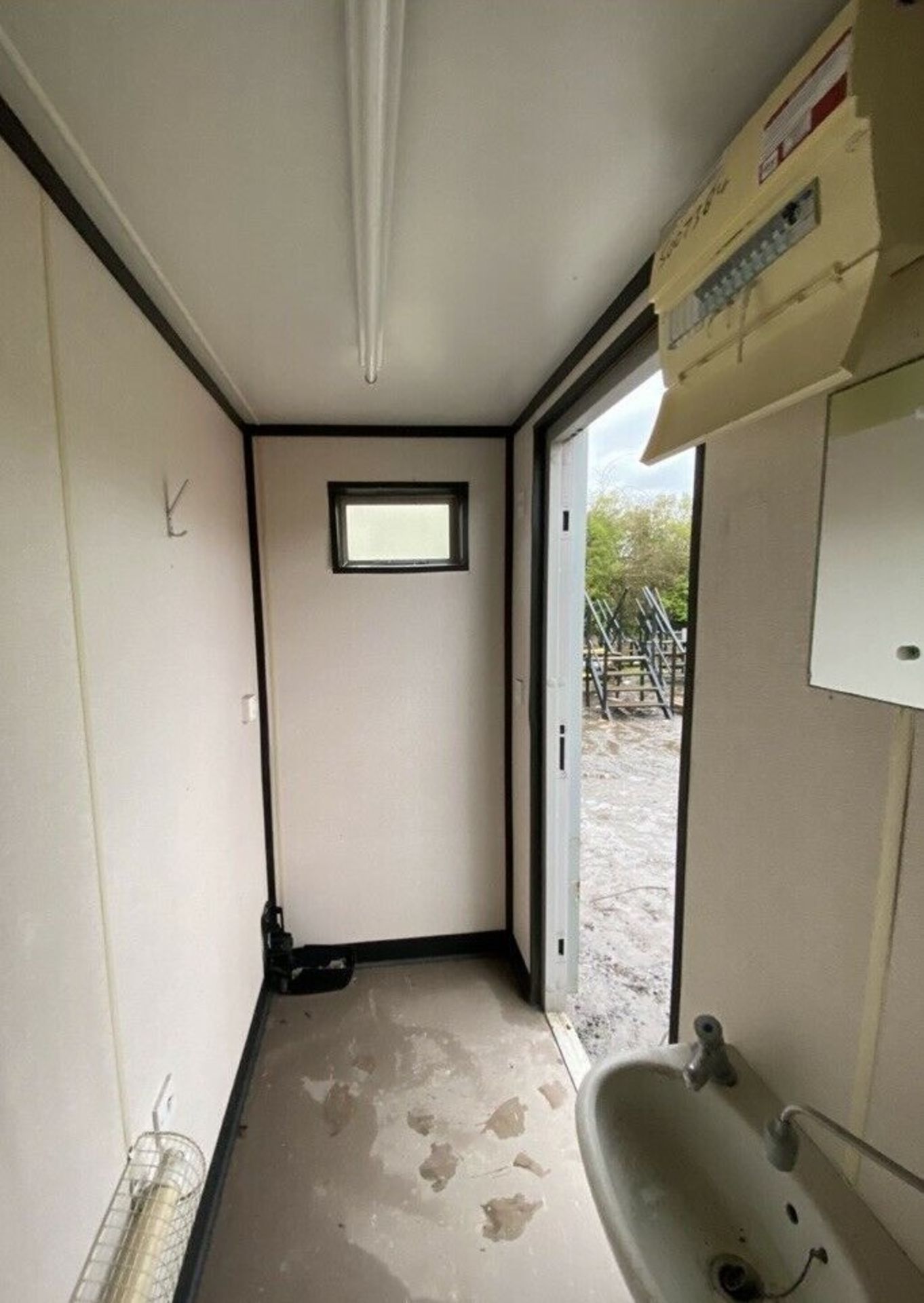32ft 6 + 1 Male & Female Toilet Block Site Cabin - Image 5 of 12