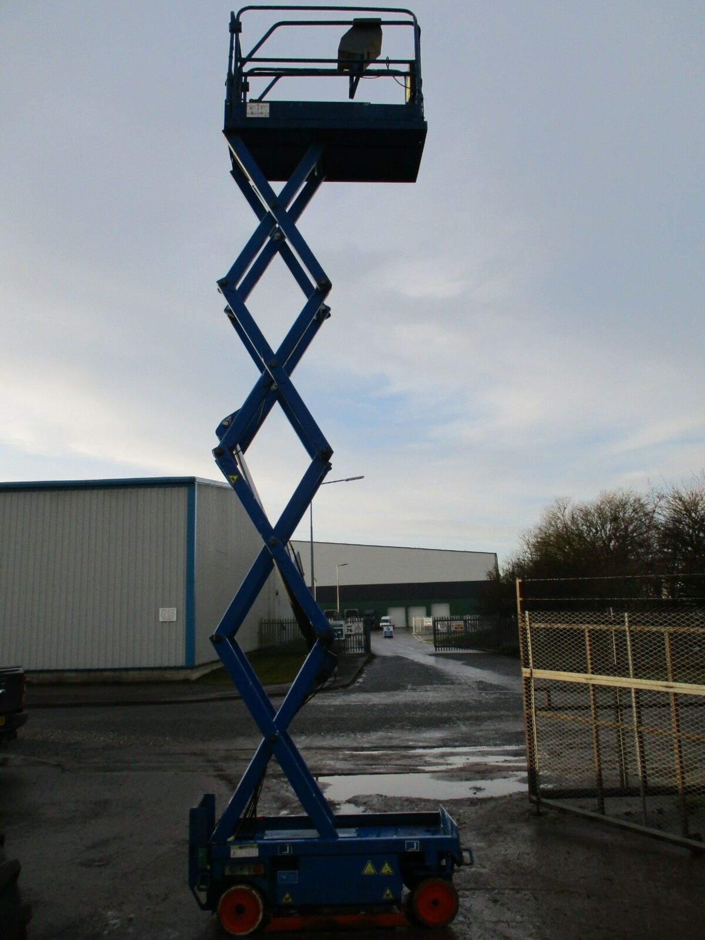 Snorkel Scissor Lift Access Platform cherry picker - Image 3 of 6