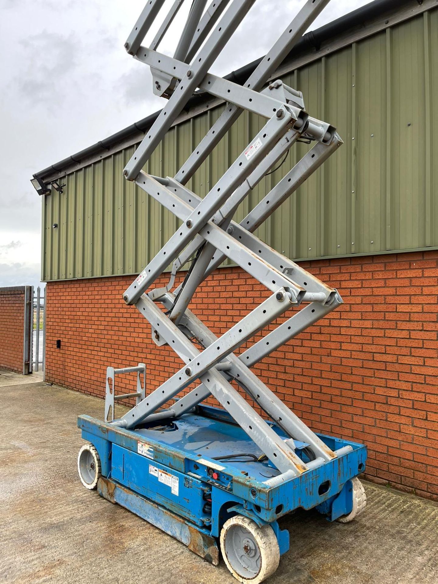 Genie 3246 electric scissor lift - Image 8 of 9