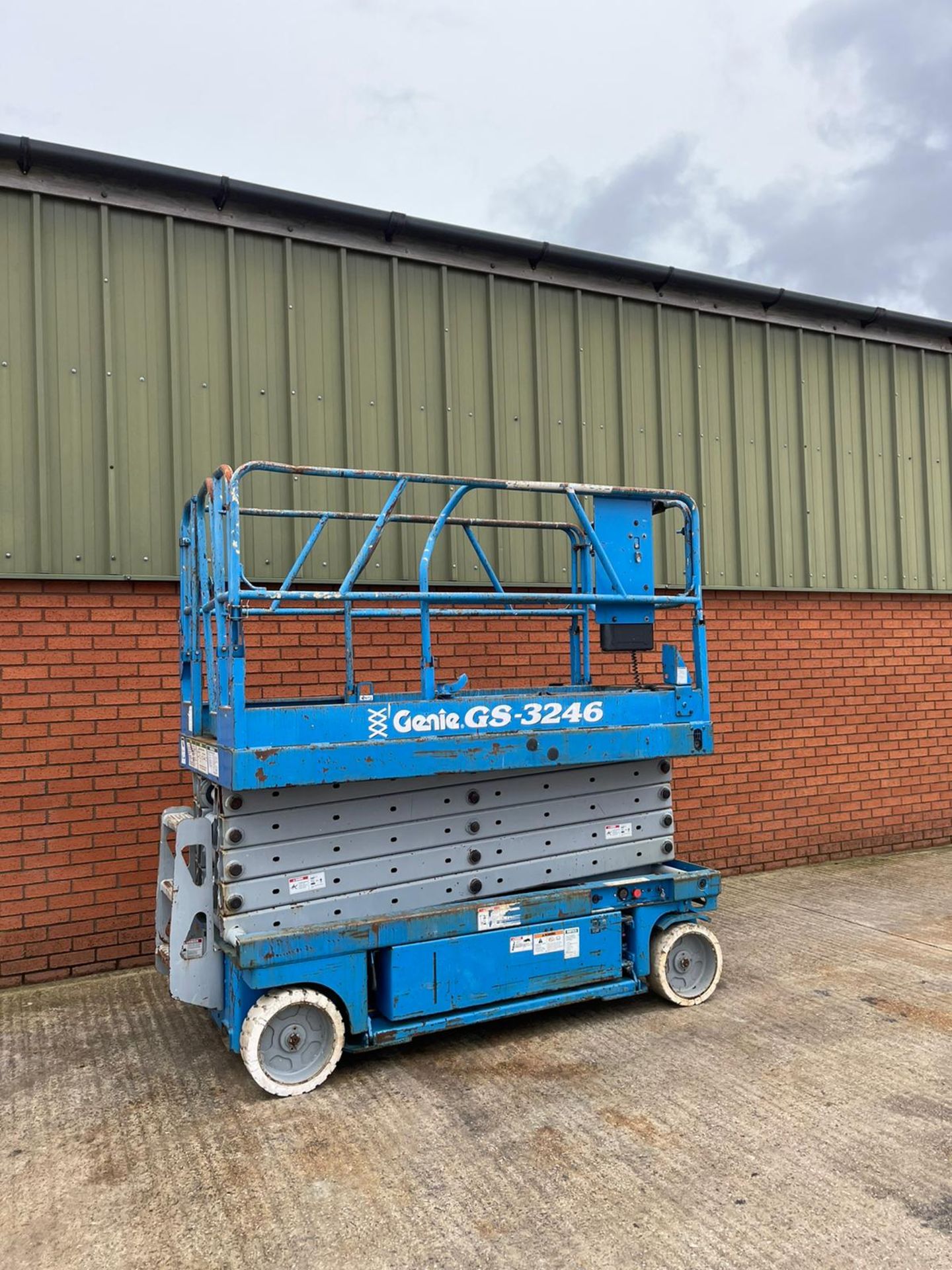 Genie 3246 electric scissor lift - Image 4 of 9