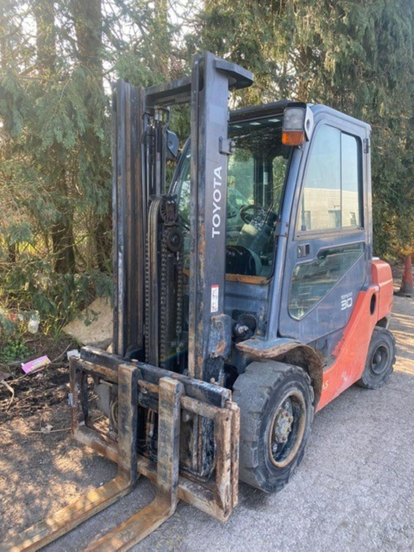 Toyota 3.0 tonne diesel, 3.3 metre container stuff - Image 2 of 4