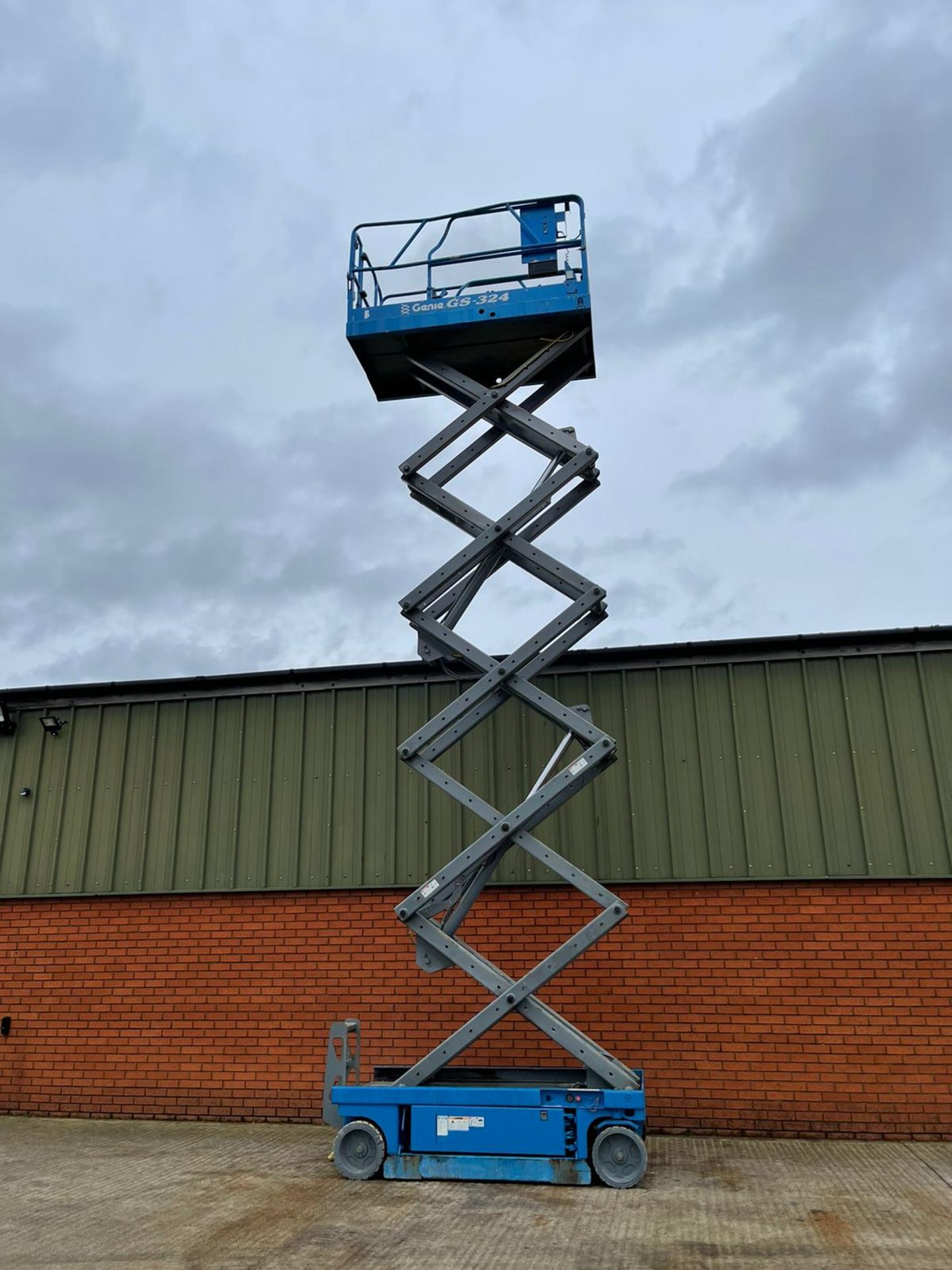 Genie 3246 electric scissor lift - Image 6 of 8