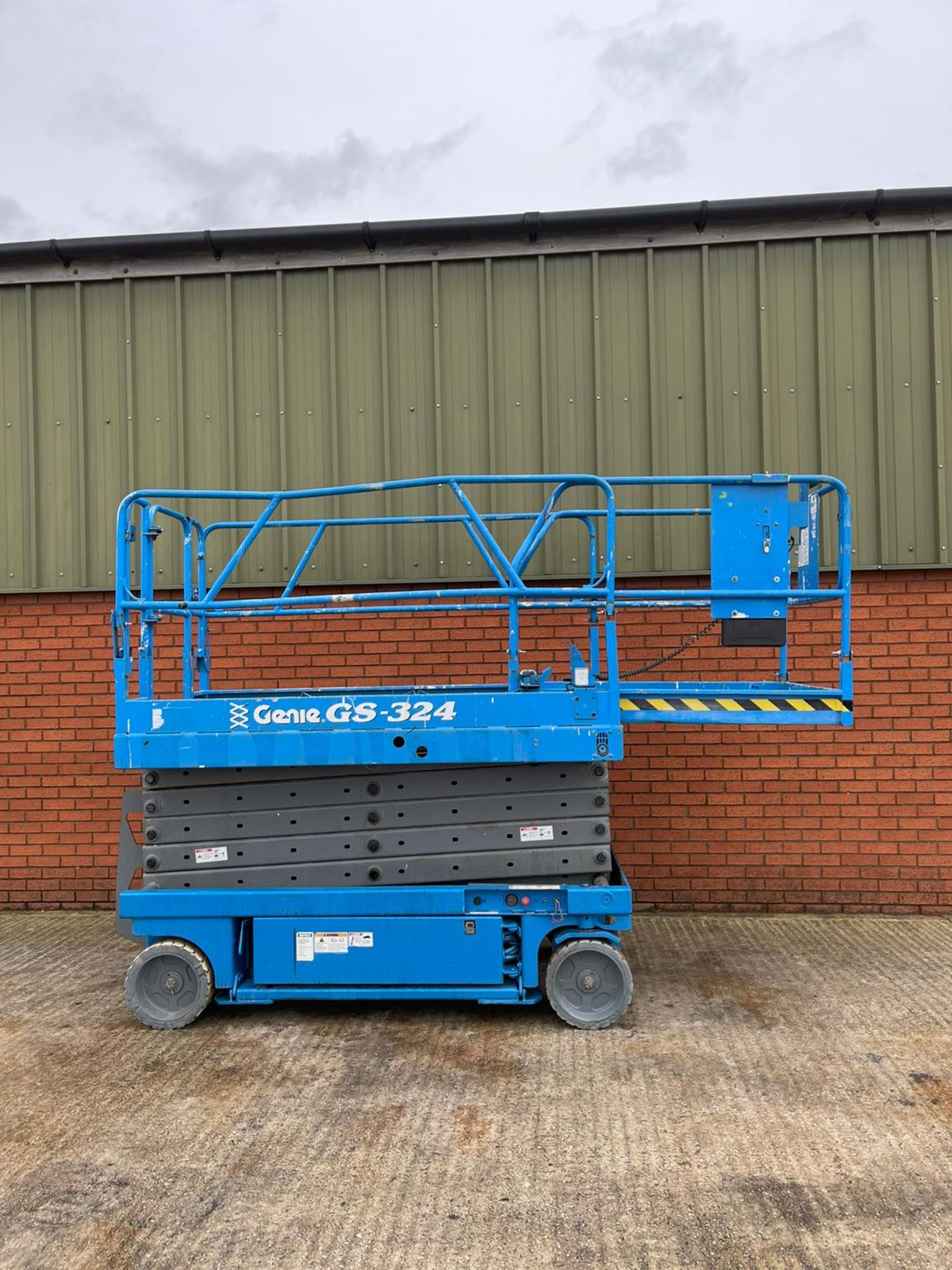 Genie 3246 electric scissor lift - Image 3 of 8