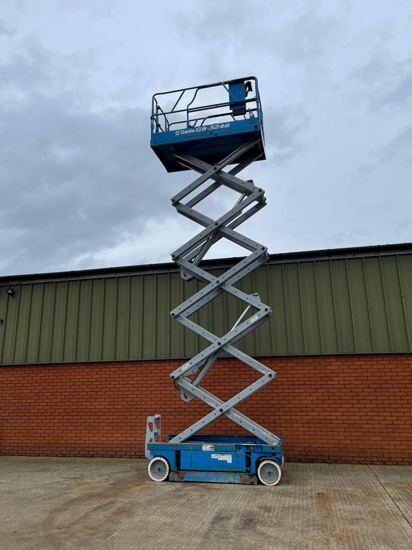 Genie 3246 electric scissor lift - Image 7 of 9