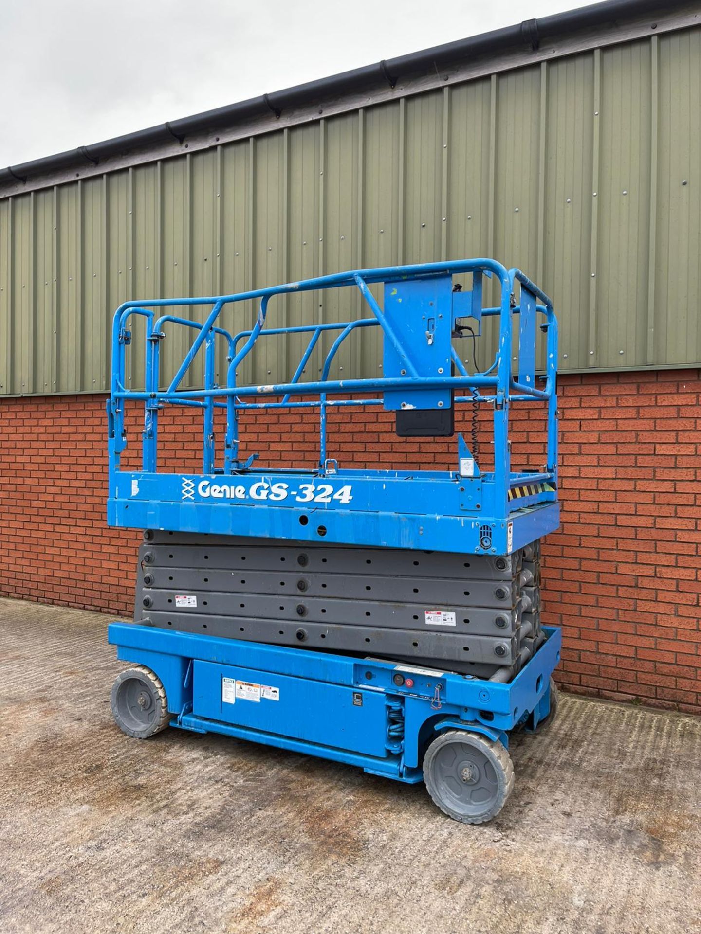 Genie 3246 electric scissor lift - Image 2 of 8