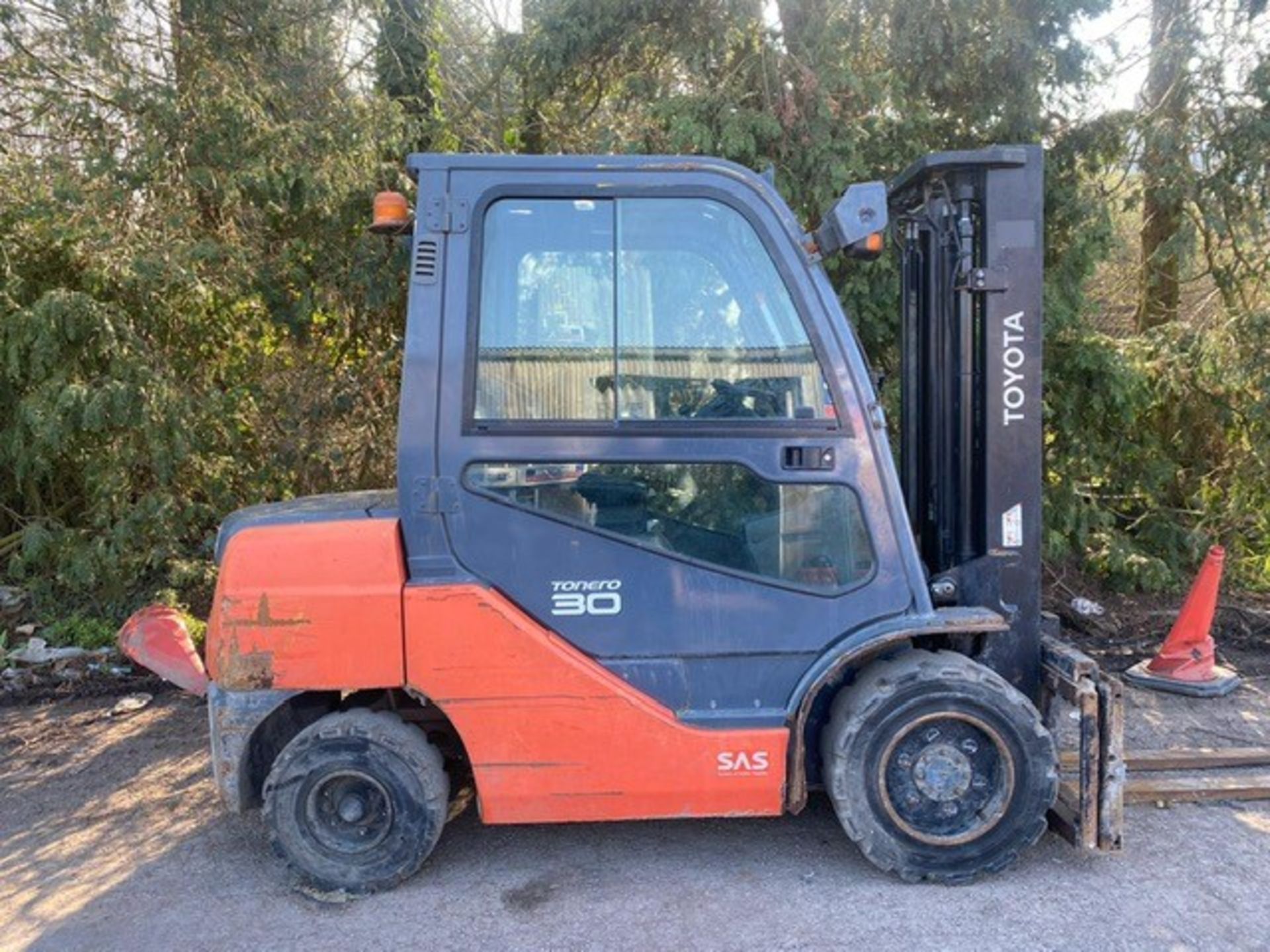 Toyota 3.0 tonne diesel, 3.3 metre container stuff - Image 3 of 4