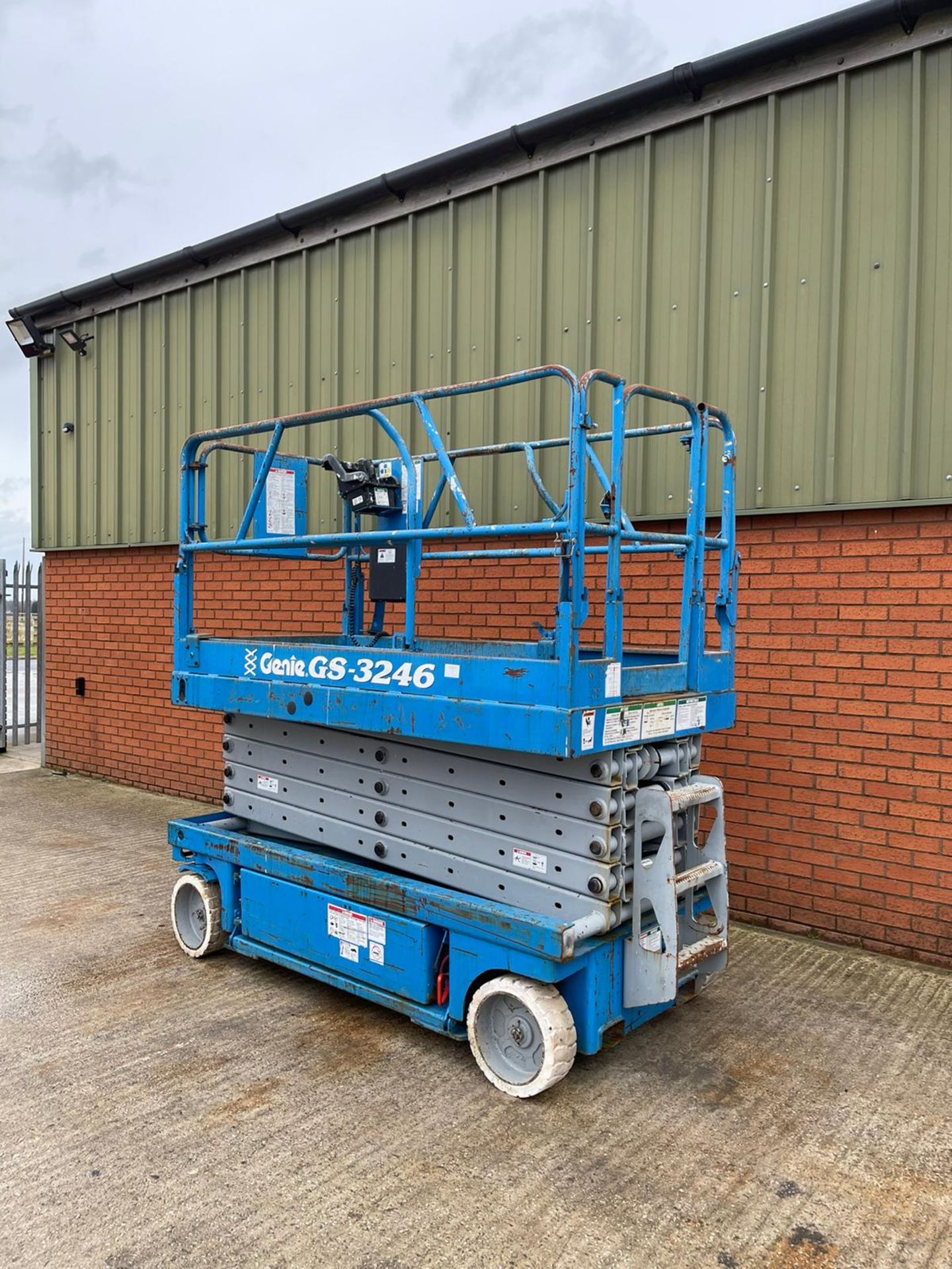 Genie 3246 electric scissor lift - Image 2 of 9