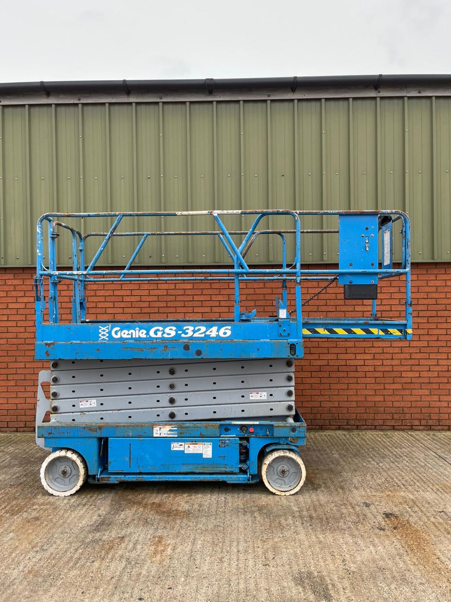 Genie 3246 electric scissor lift - Image 6 of 9