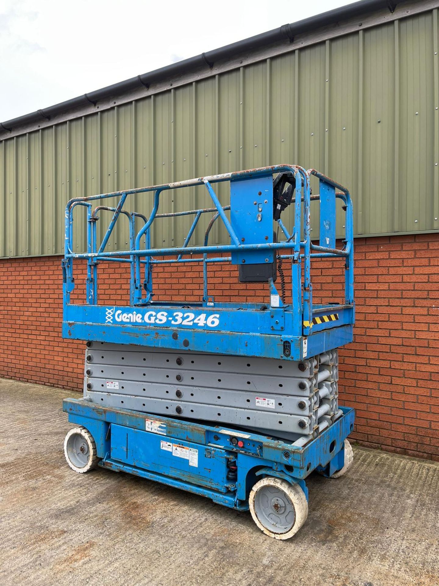 Genie 3246 electric scissor lift - Image 5 of 9