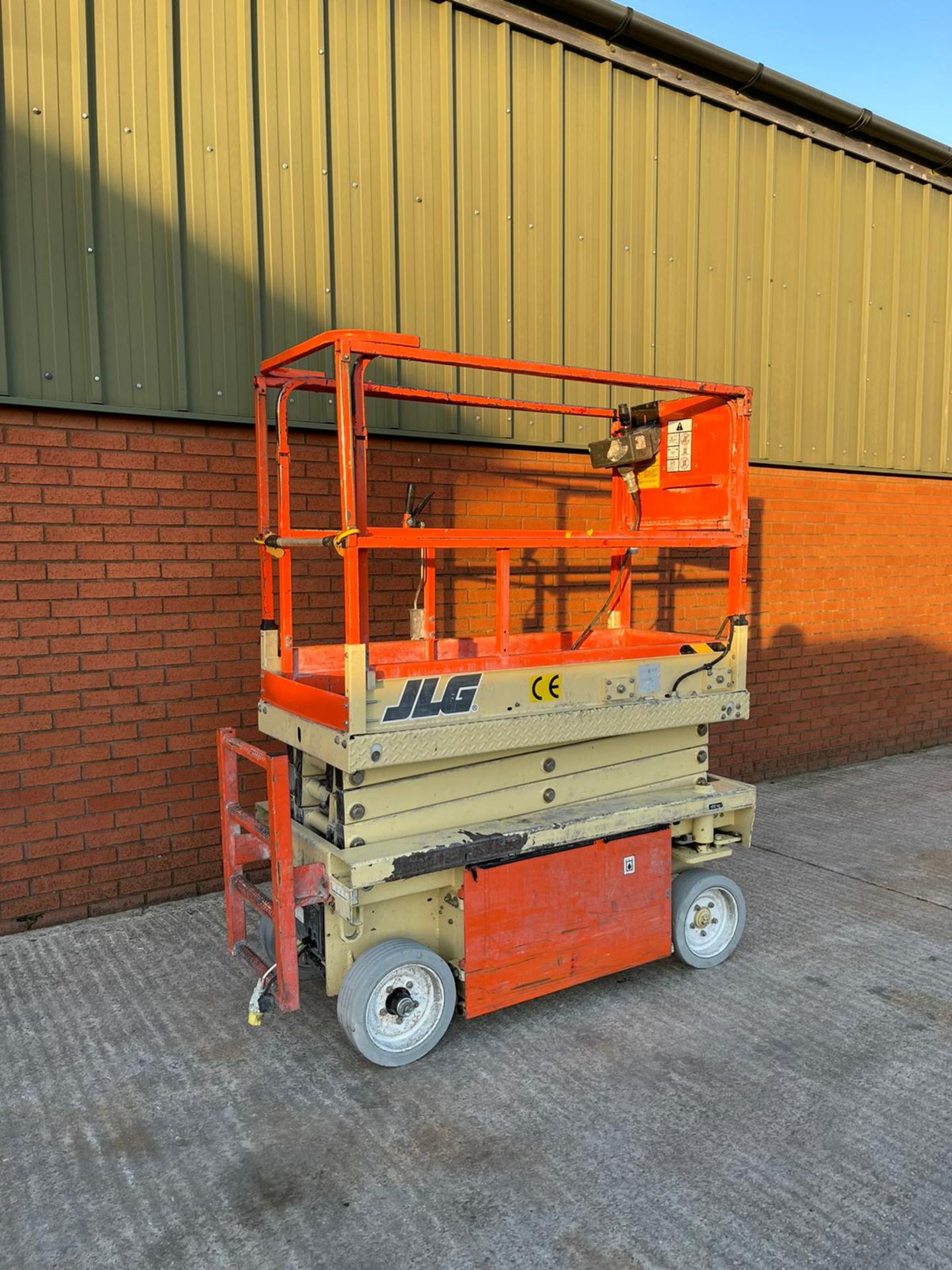 JIG 1932e electric scissor lift