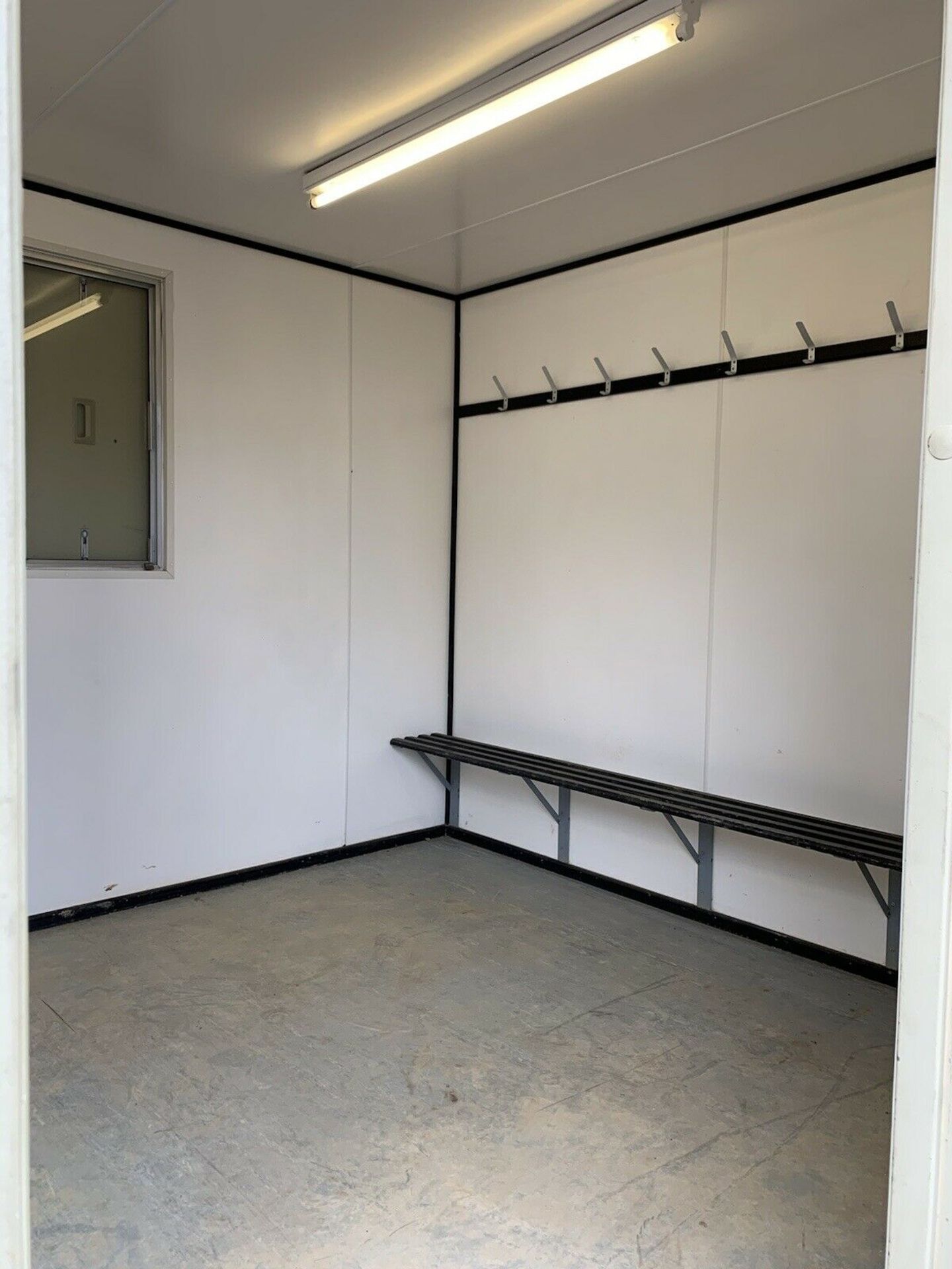 Anti Vandal Steel Portable Welfare Unit 24ft x 9ft on Jack legs - Image 9 of 11