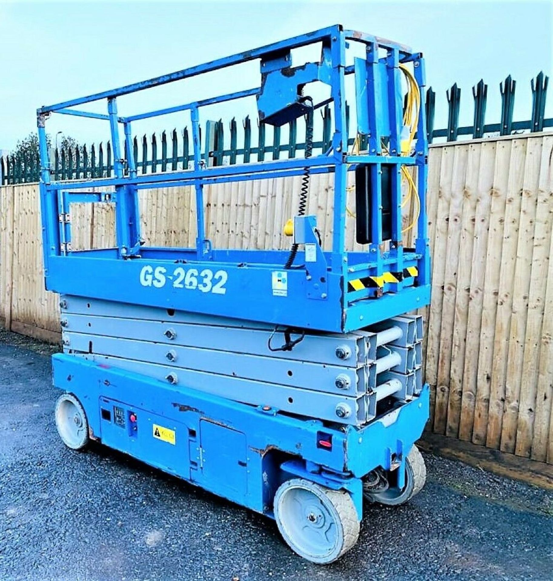 Genie GS2632 Electric Scissor Lift 2015 - Image 3 of 10