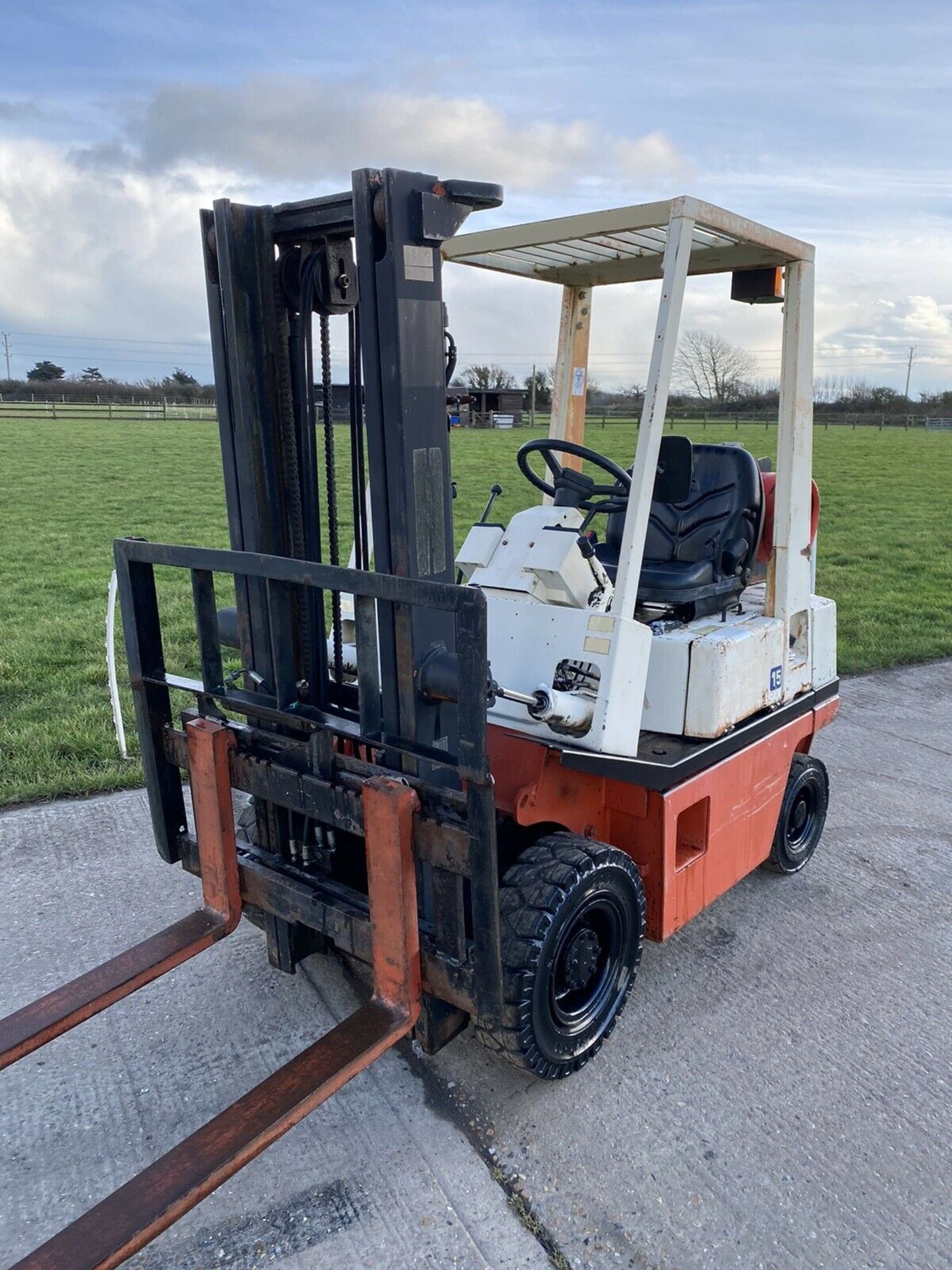 Nissan 1.5 Tonne Gas forklift truck - Image 2 of 6