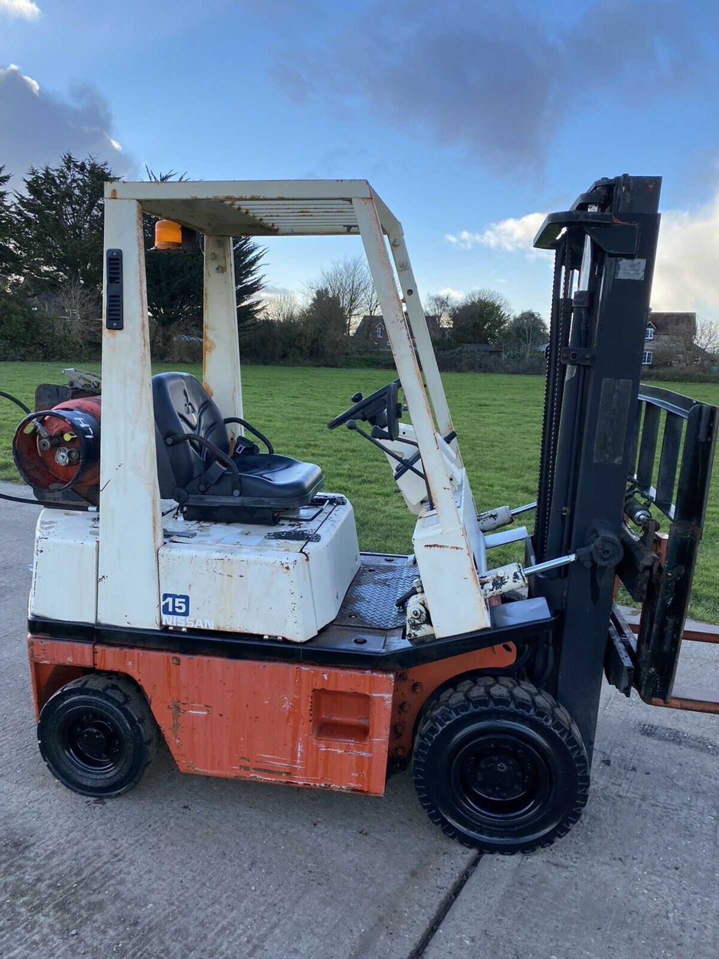 Nissan 1.5 Tonne Gas forklift truck - Image 4 of 6