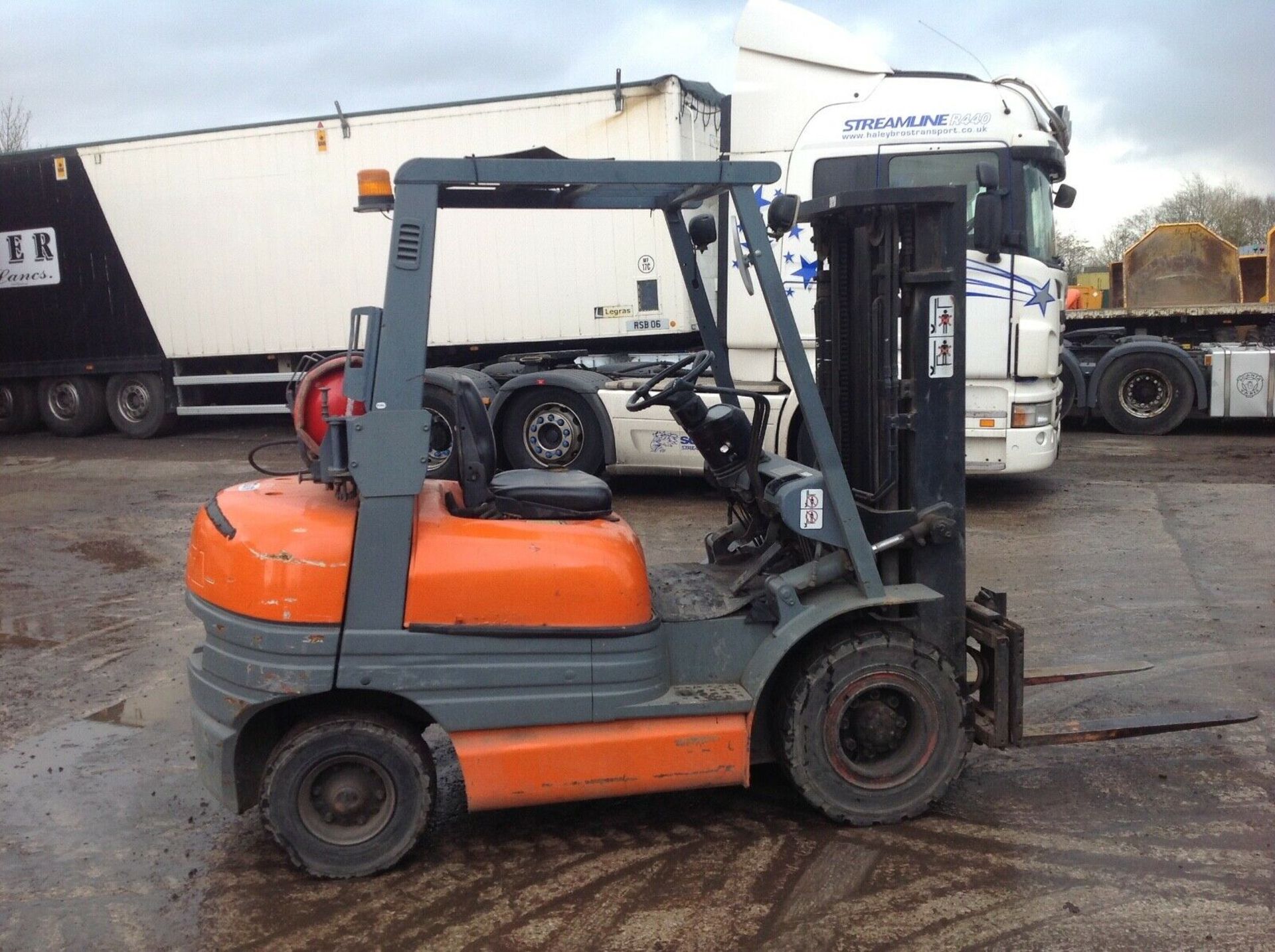 Toyota 2.5 ton gas forklift - Image 3 of 5