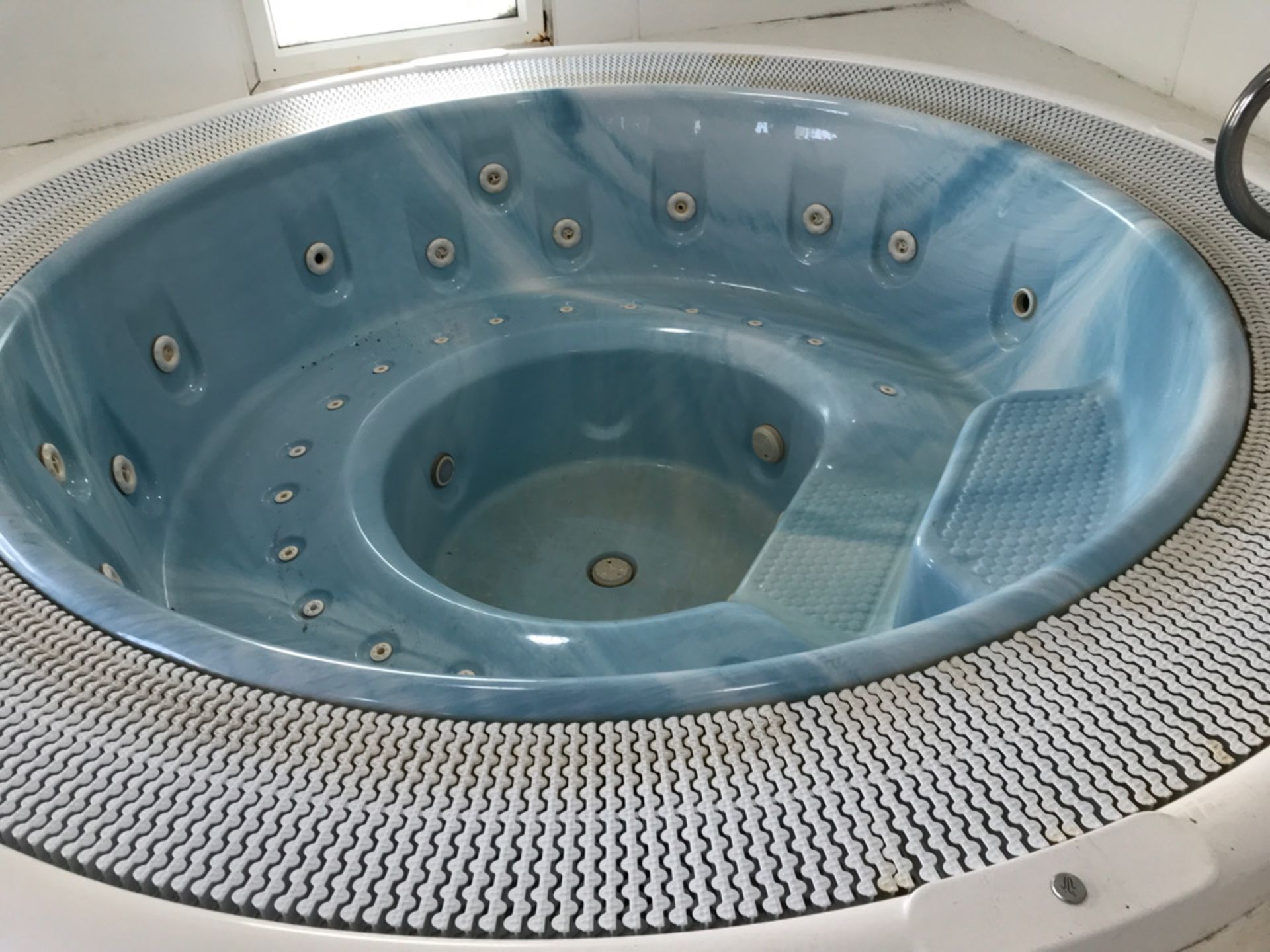 6 Person Jacuzzi - Image 2 of 4