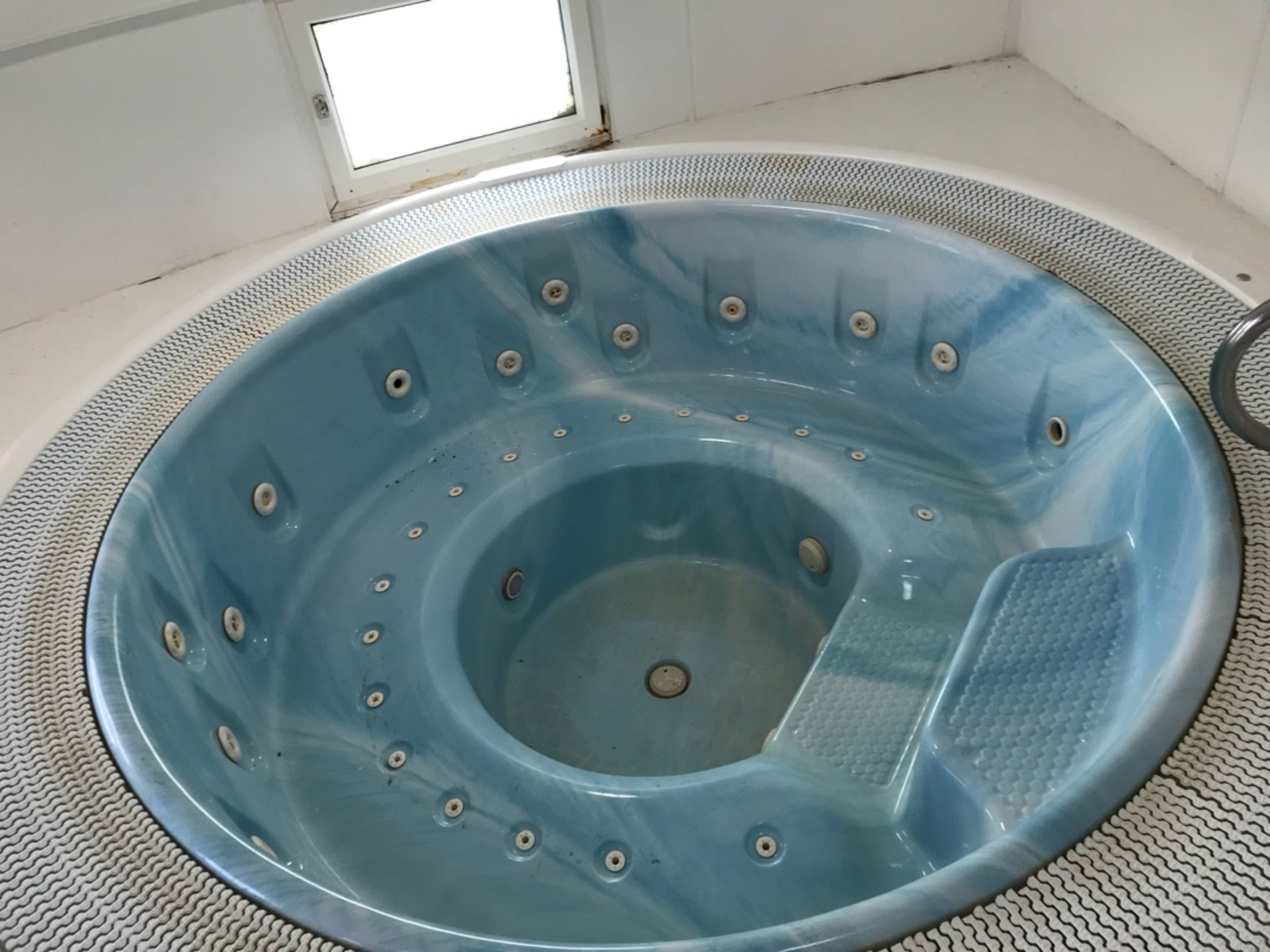 6 Person Jacuzzi - Image 3 of 4