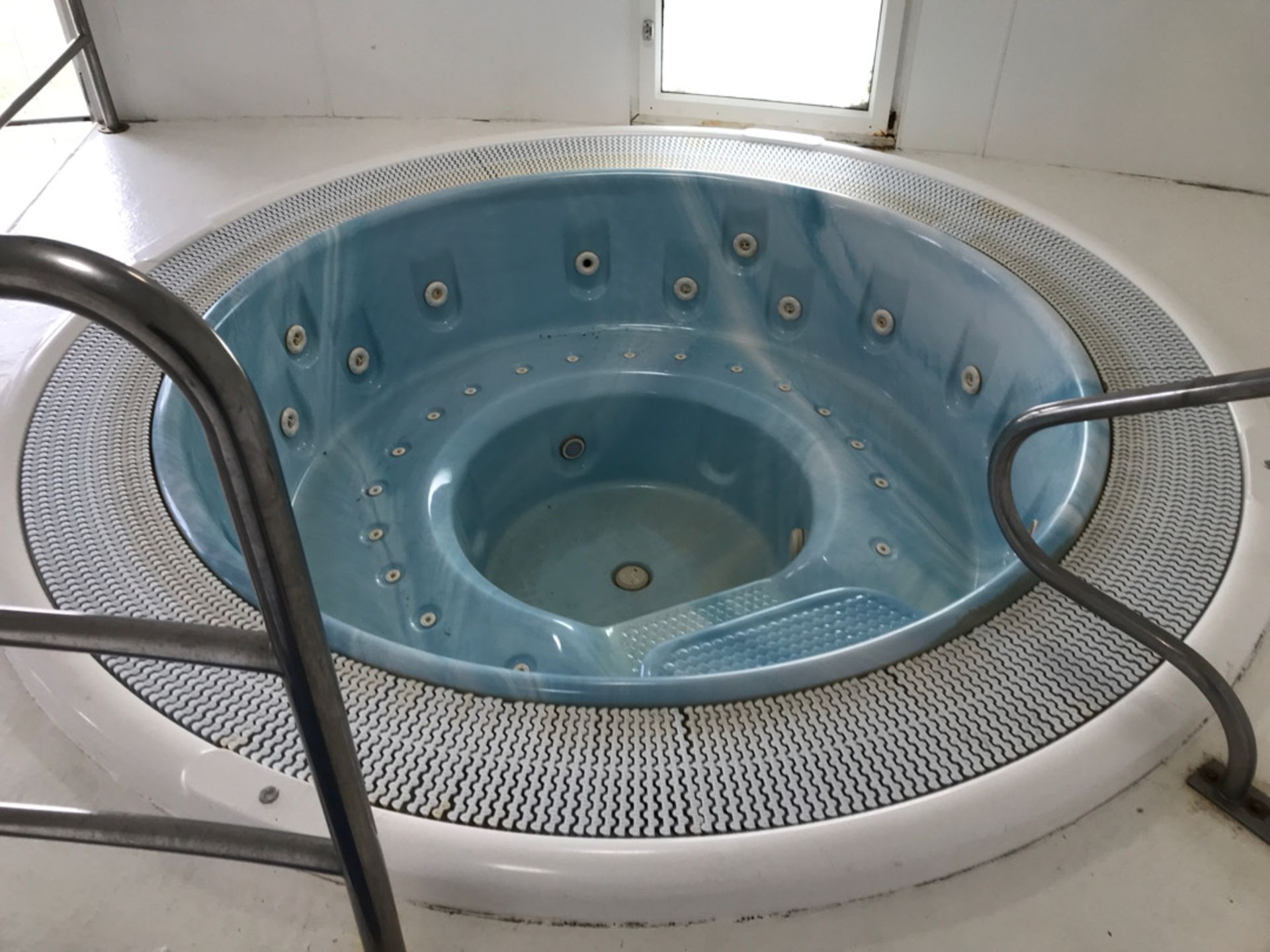 6 Person Jacuzzi