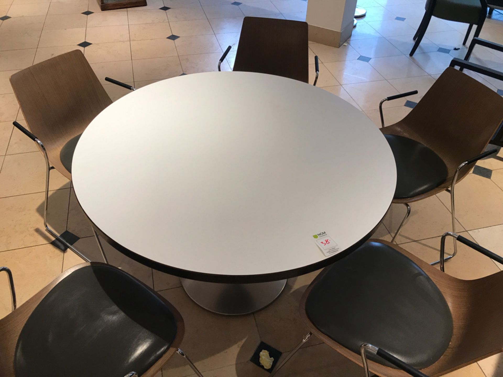 Large pedestal table with five designer modern chairs - Image 2 of 4