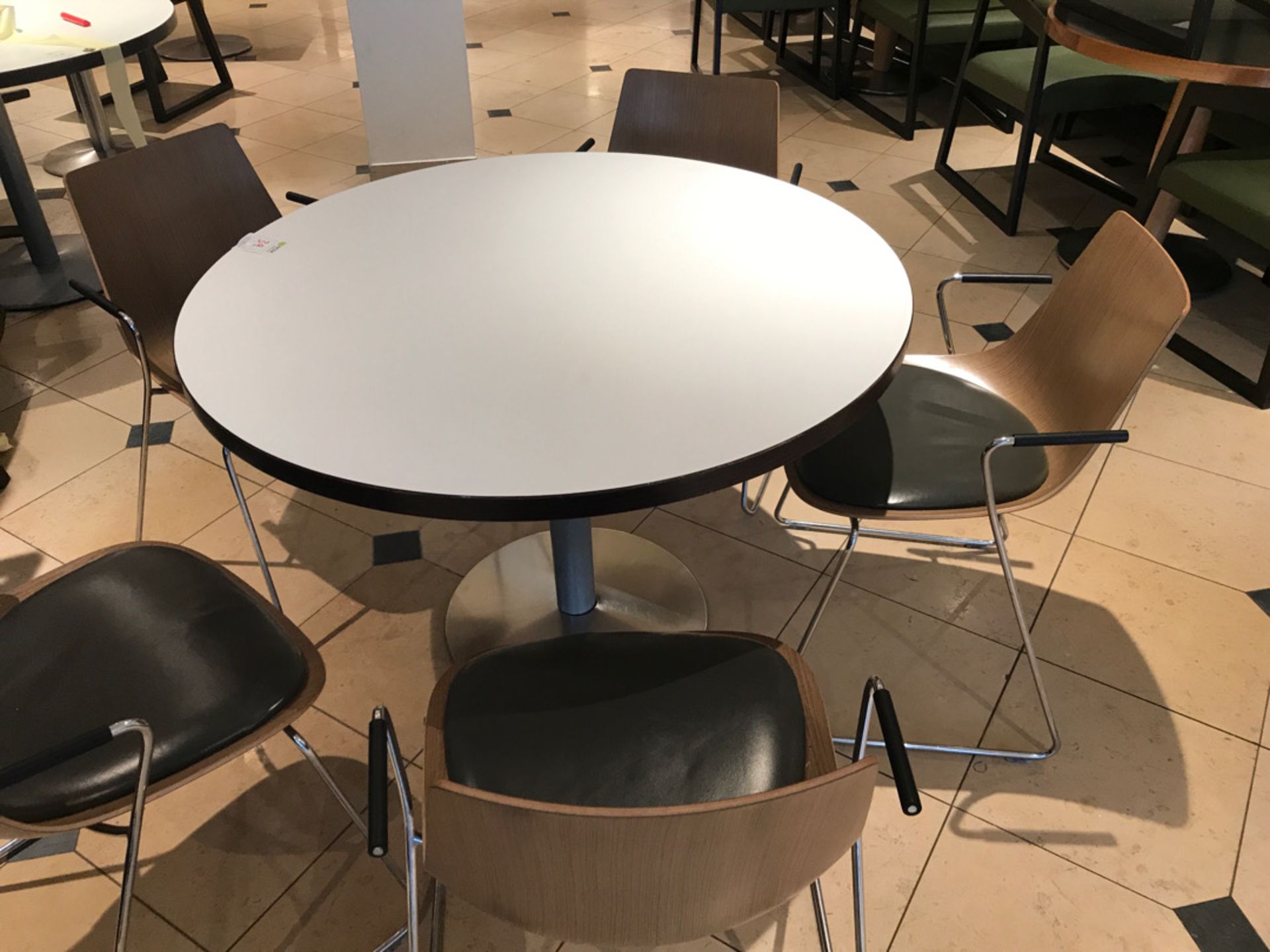 Large pedestal table with five modern designer chairs - Image 2 of 4