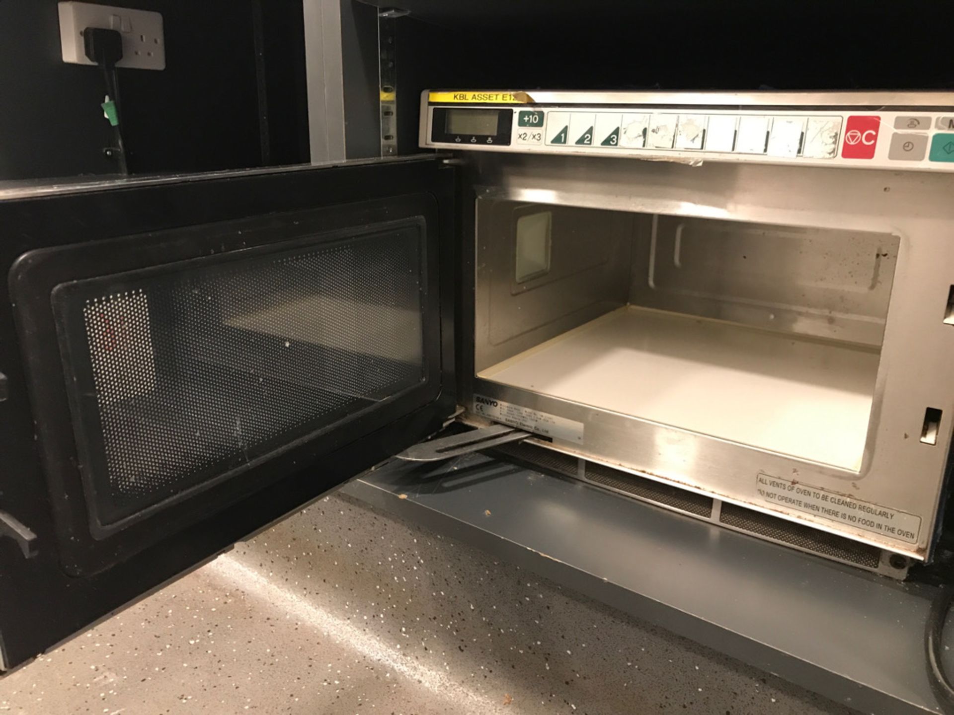 Sanyo Microwave - Image 2 of 2