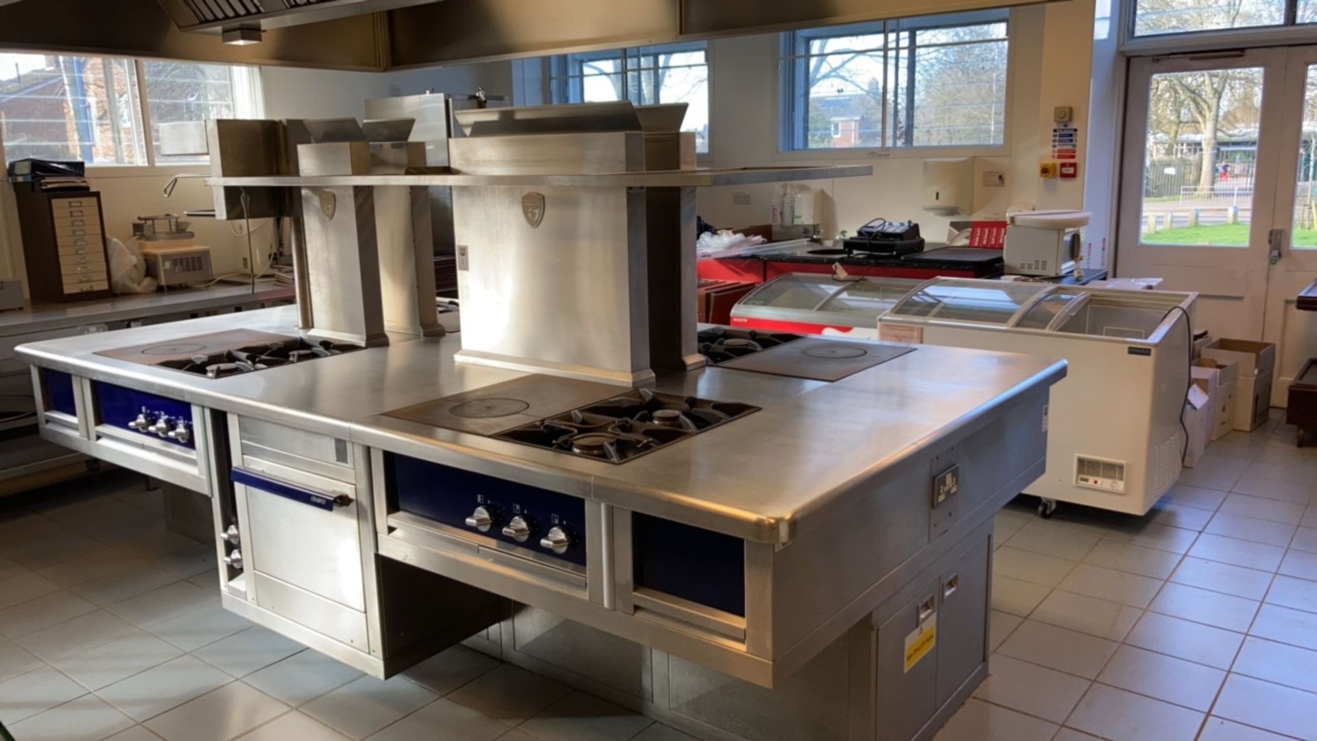 Charvet four station catering island - Image 3 of 8