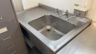 Single bowl sink