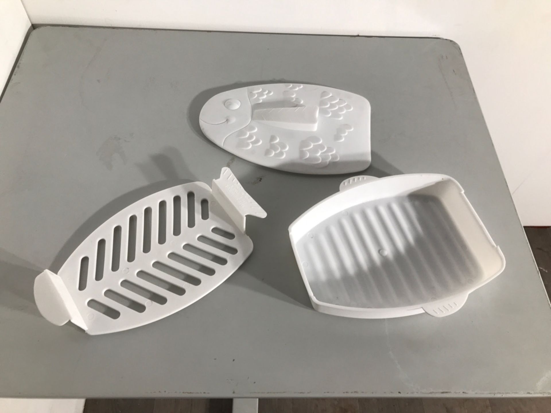 Plastic microwaveable fish dish - Image 4 of 5