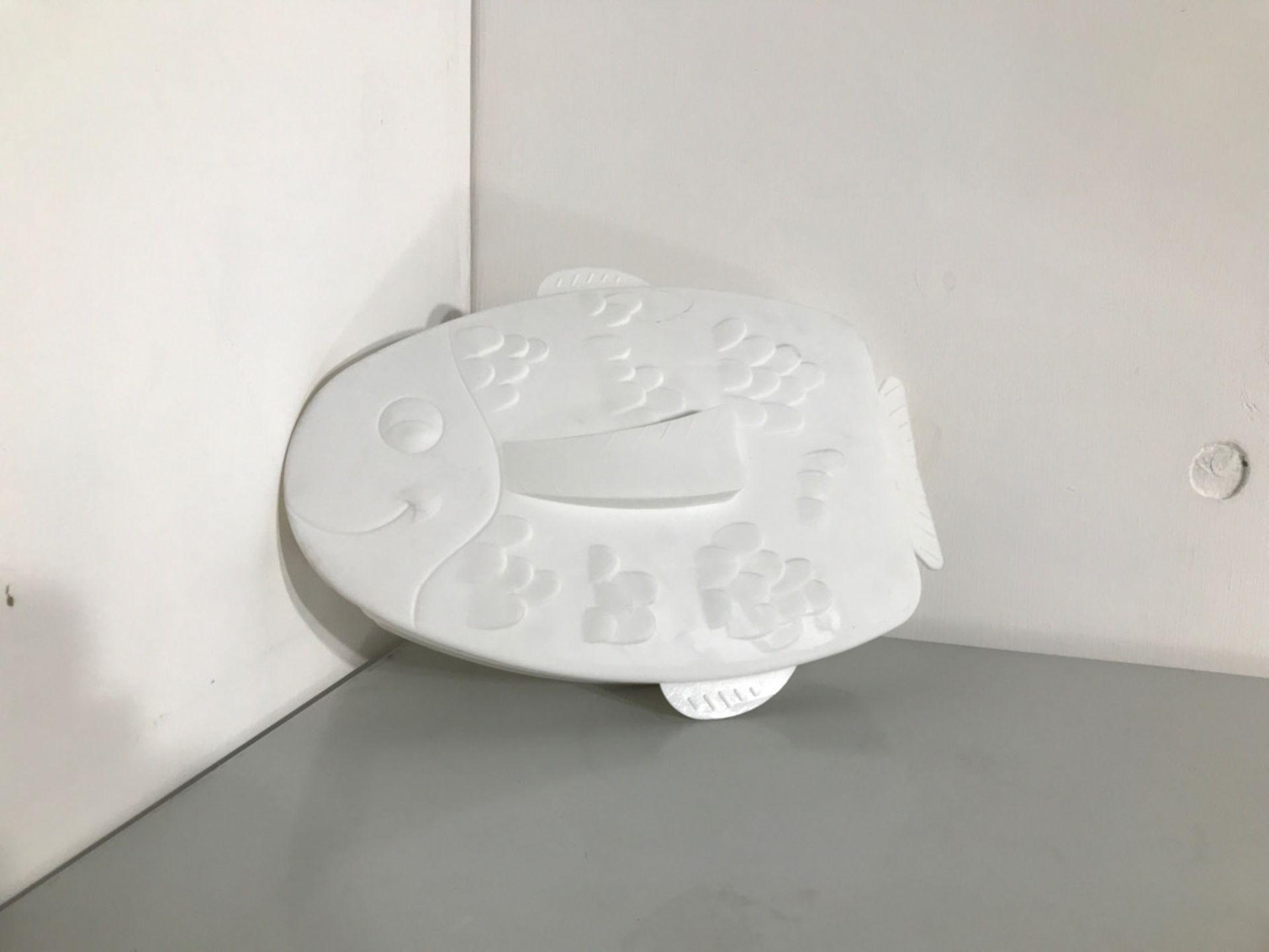 Plastic microwaveable fish dish - Image 3 of 5