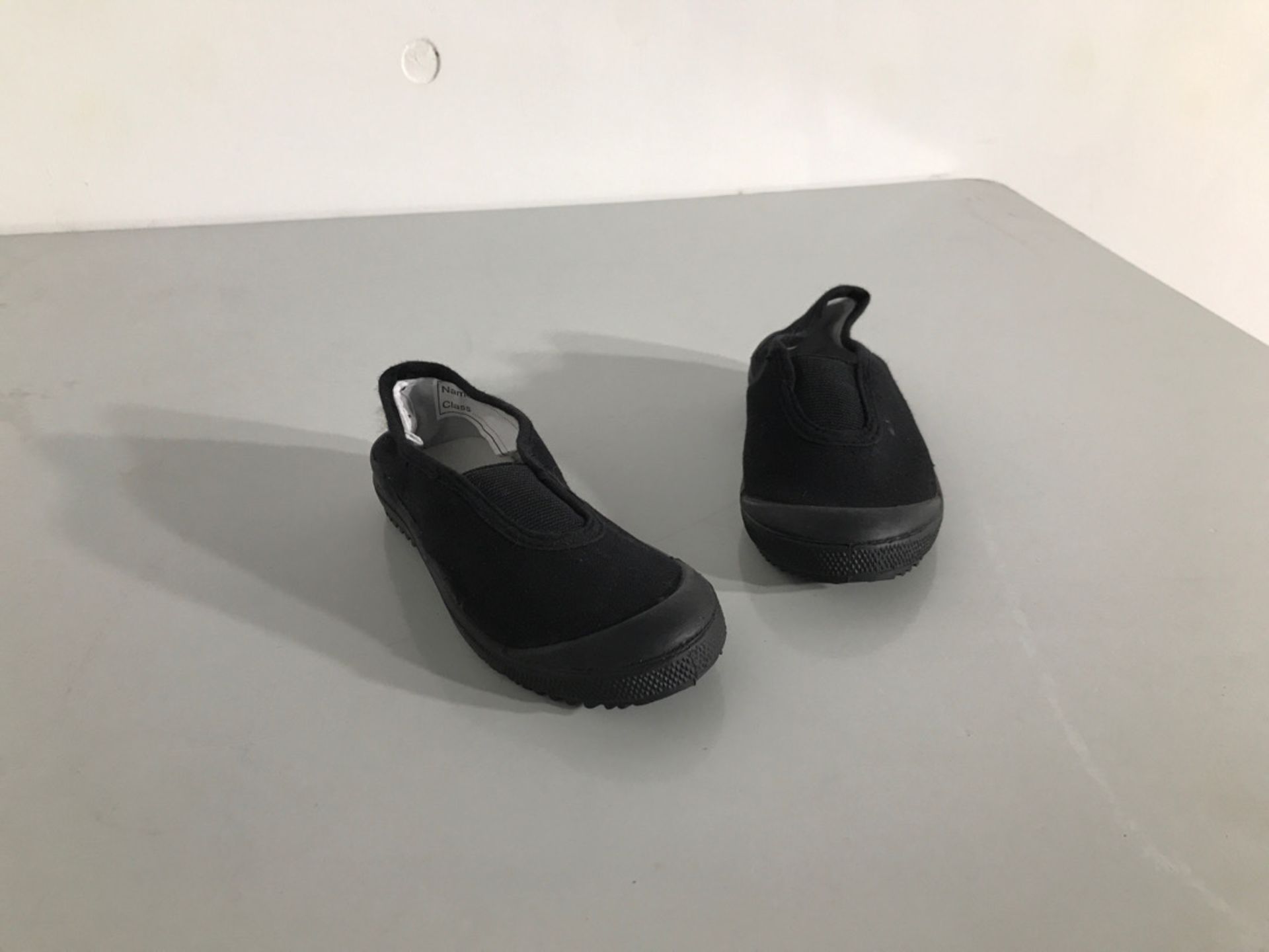 Childrens size 7 black plimsolls - Image 3 of 4