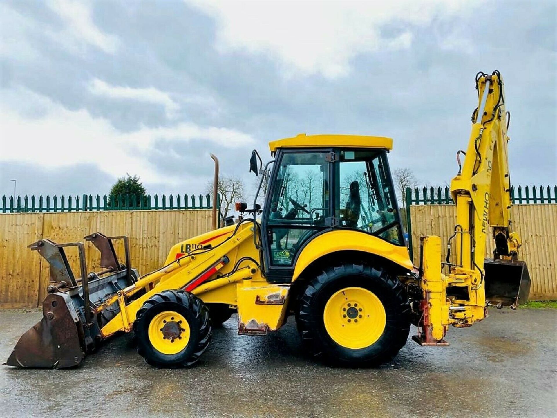 New Holland LB110 4-PT Back Hoe Loader 2000 - Image 3 of 12