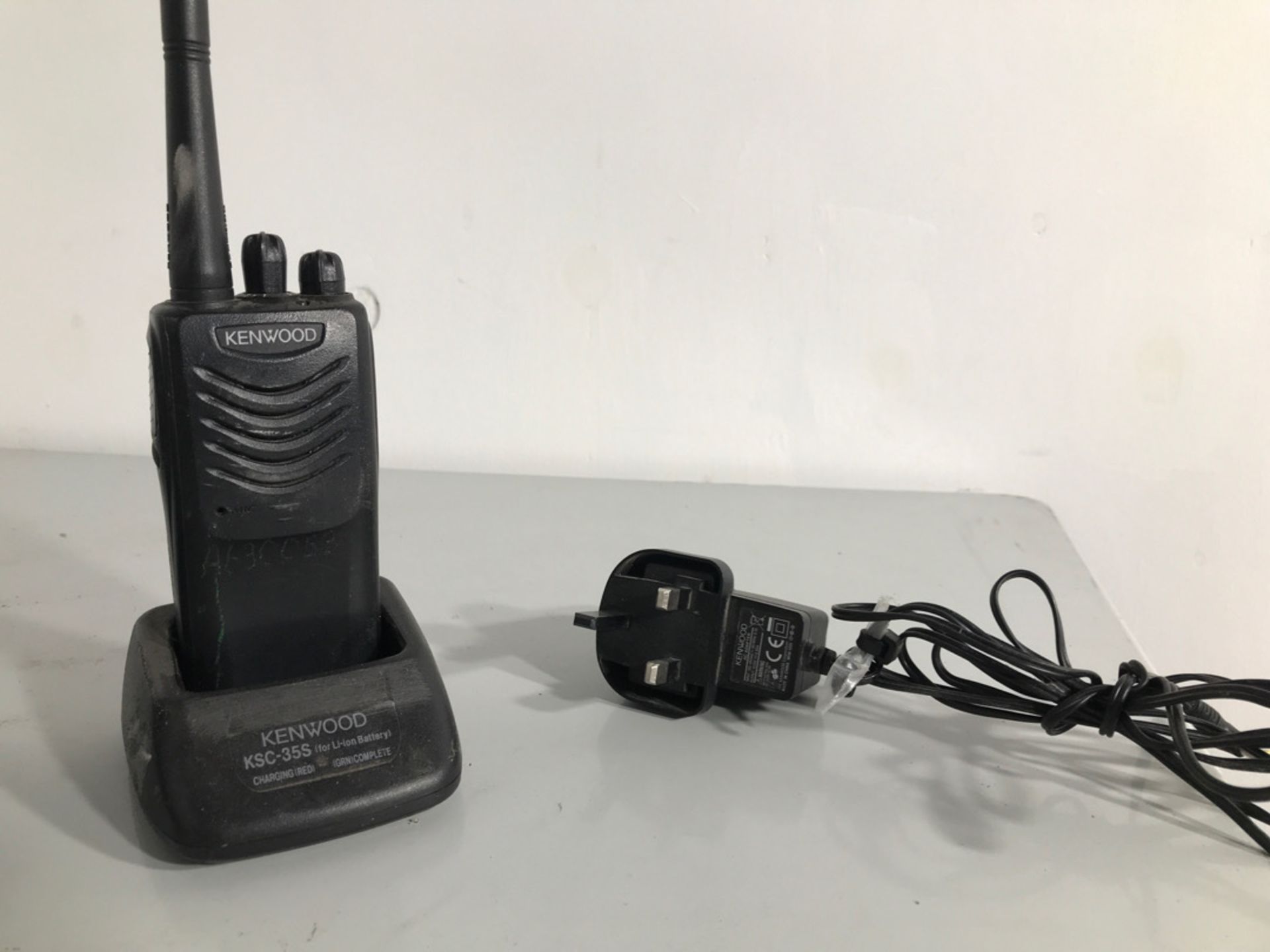 A pair of two way radios by kenwood NO RESERVE - Image 4 of 5
