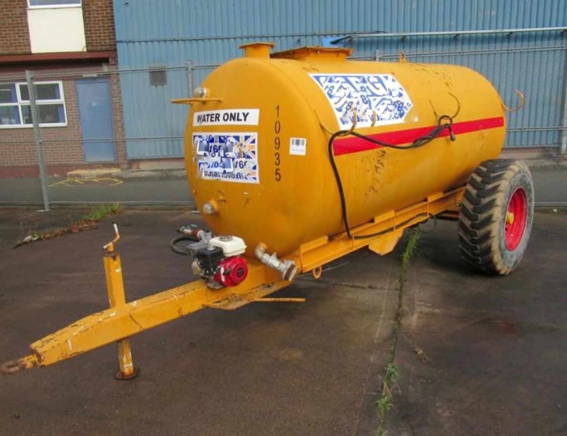 Towable water bowser dust