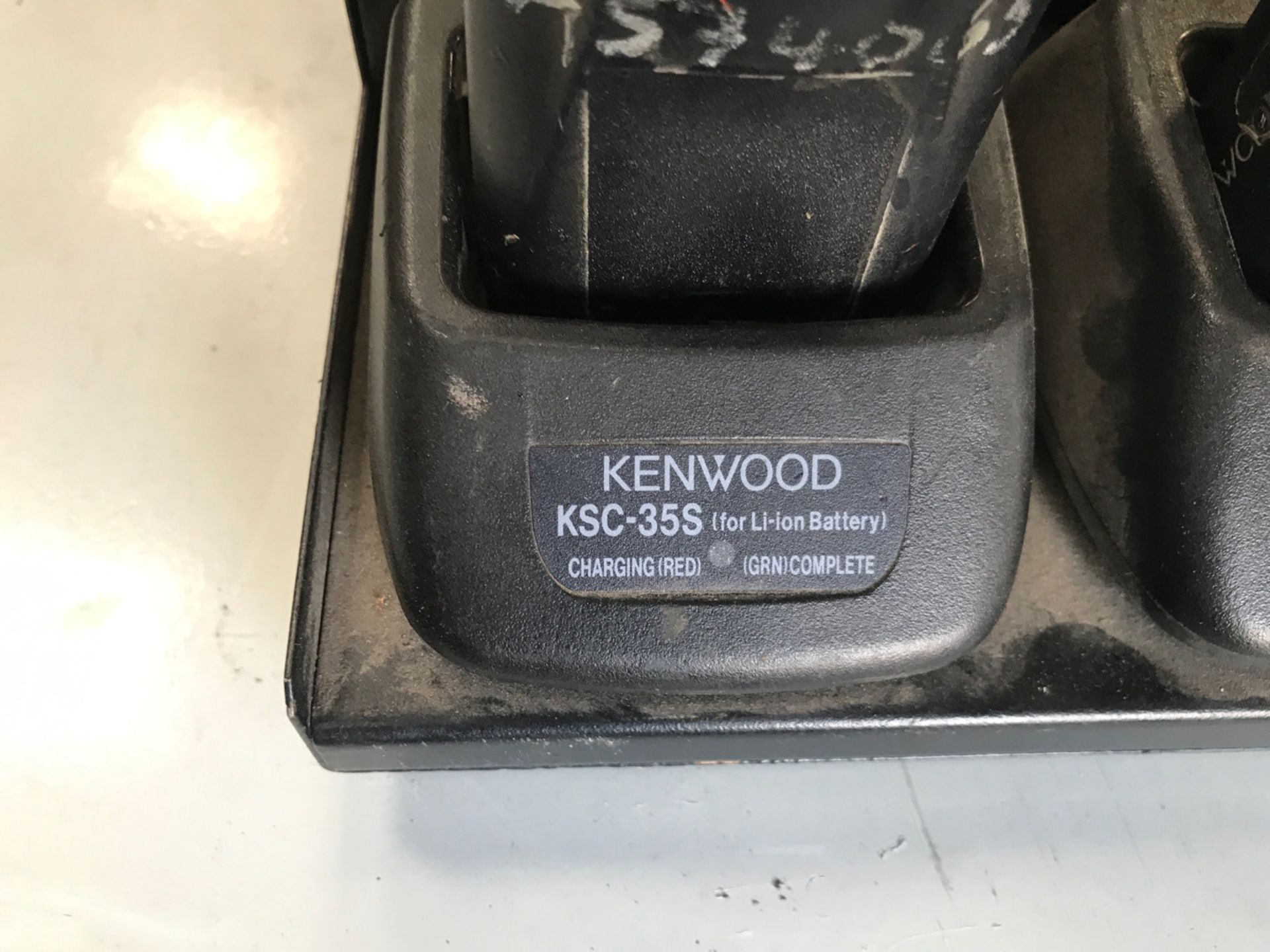 Kenwood handheld radios x6 NO RESERVE - Image 4 of 5