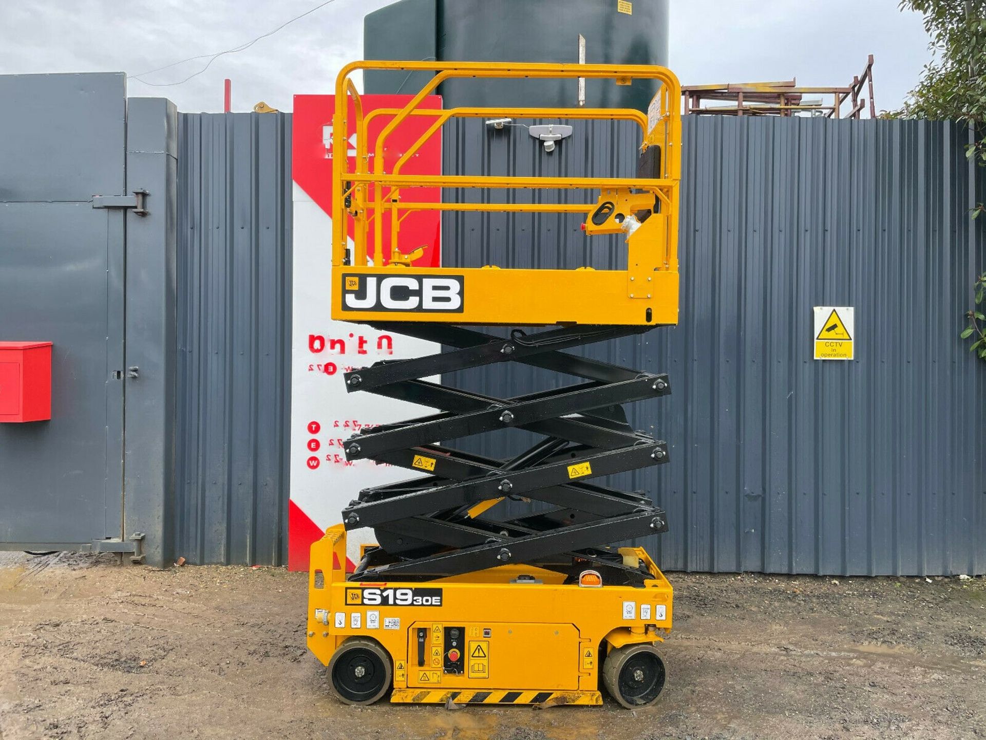 JCB S1930E Compact electric scissor lift