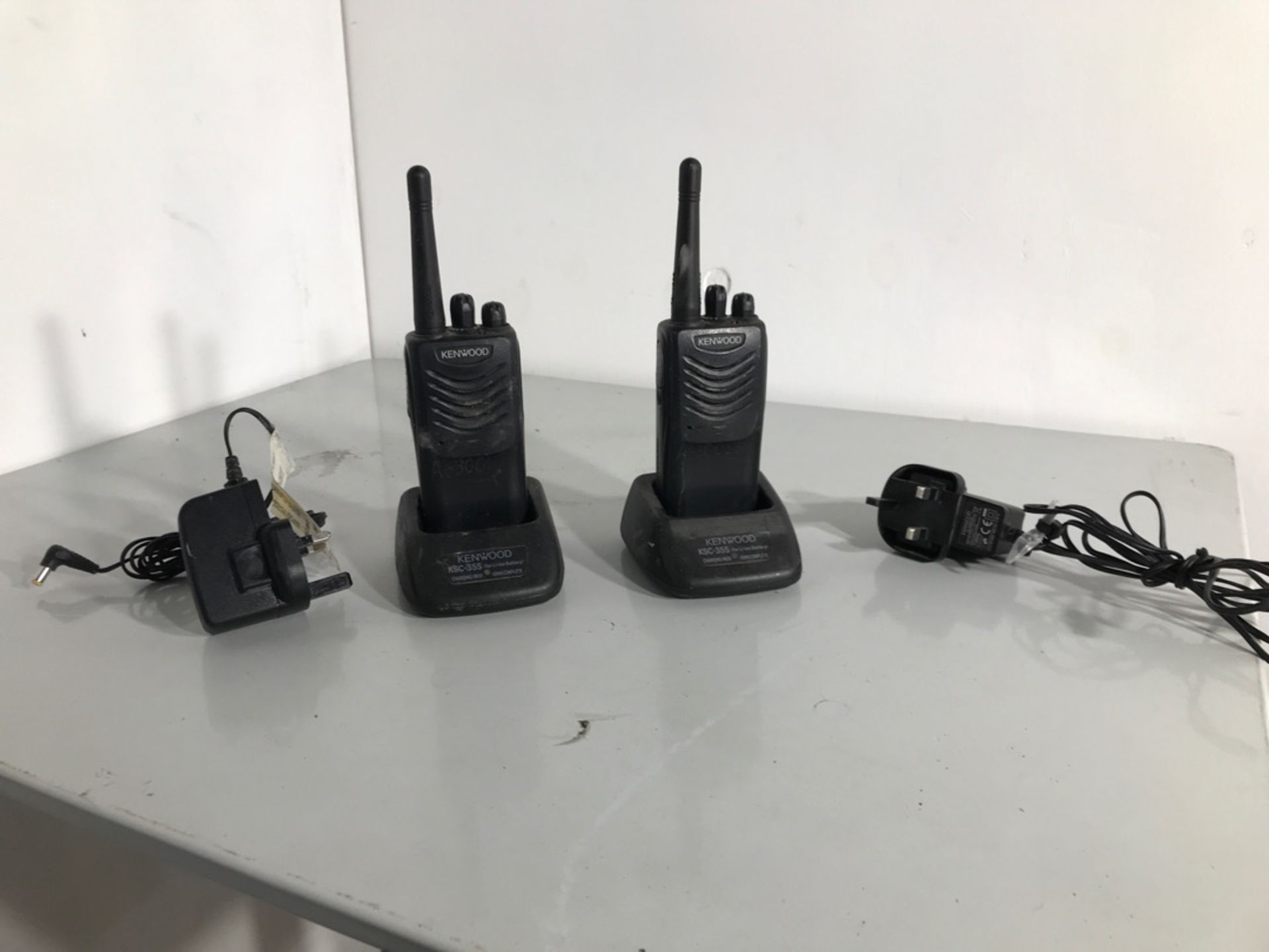 A pair of two way radios by kenwood NO RESERVE - Image 2 of 5