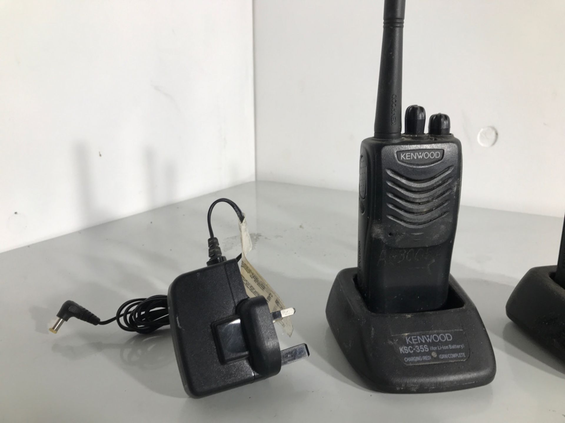 A pair of two way radios by kenwood NO RESERVE - Image 3 of 5