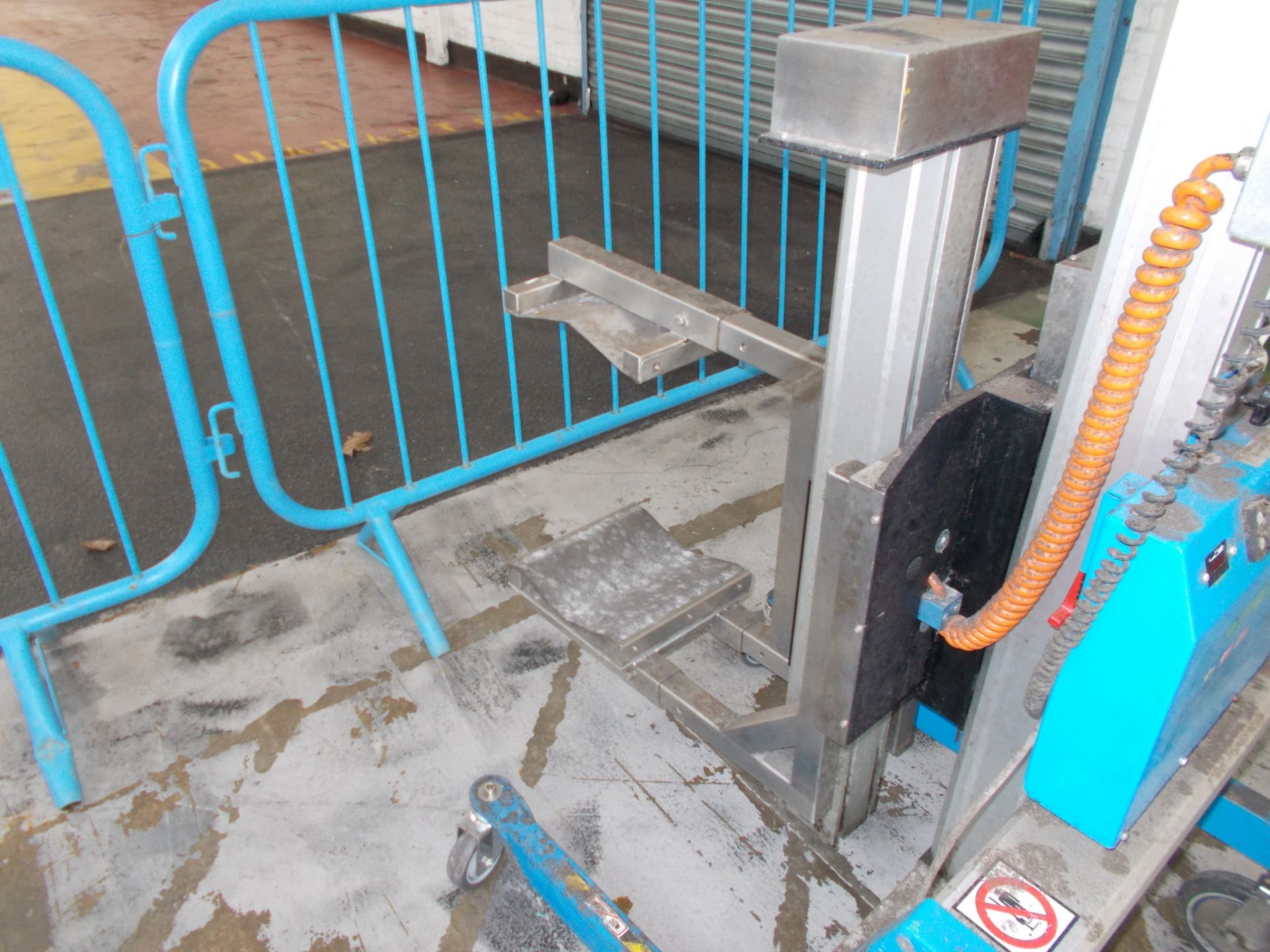 Pronomic 'Lift & drive 225P stand l-o-squeeze' pedestrian operated electric lifting device - Image 3 of 5