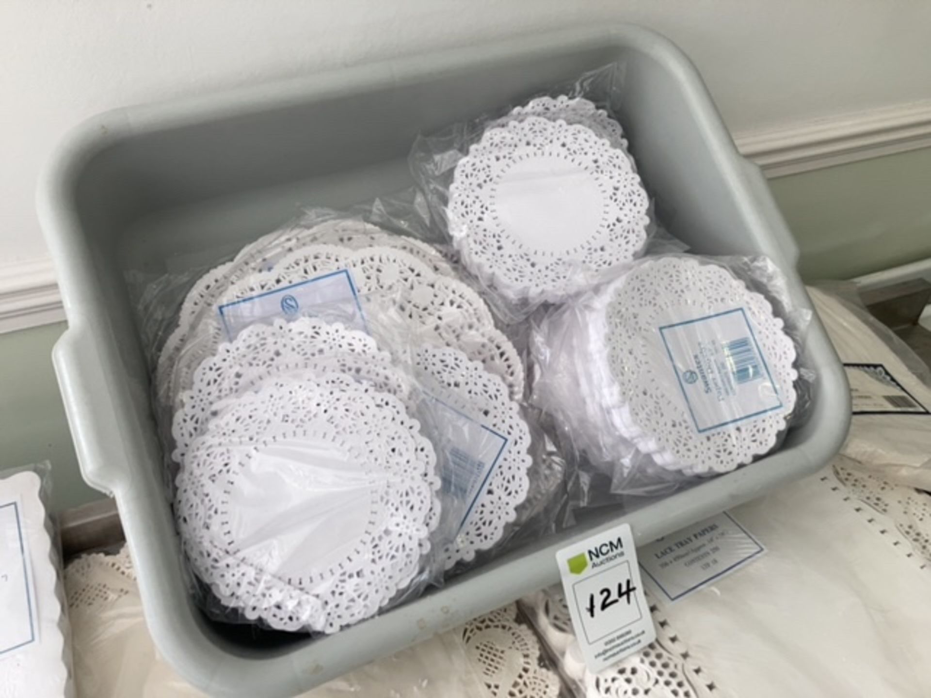 Table napkins, tray papers, and doilies - Image 4 of 4